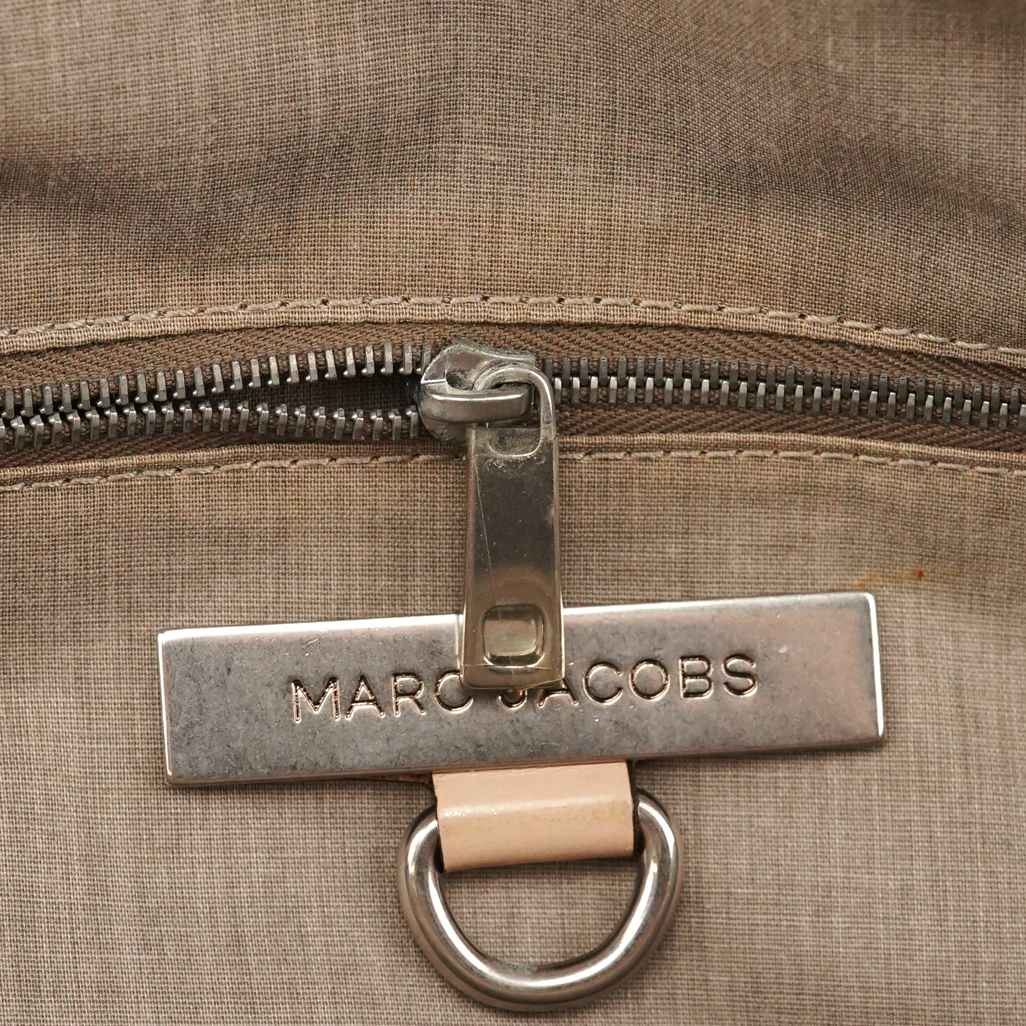 Marc Jacobs 2-Way Tasche mit Turnlock aus Leder in Beige