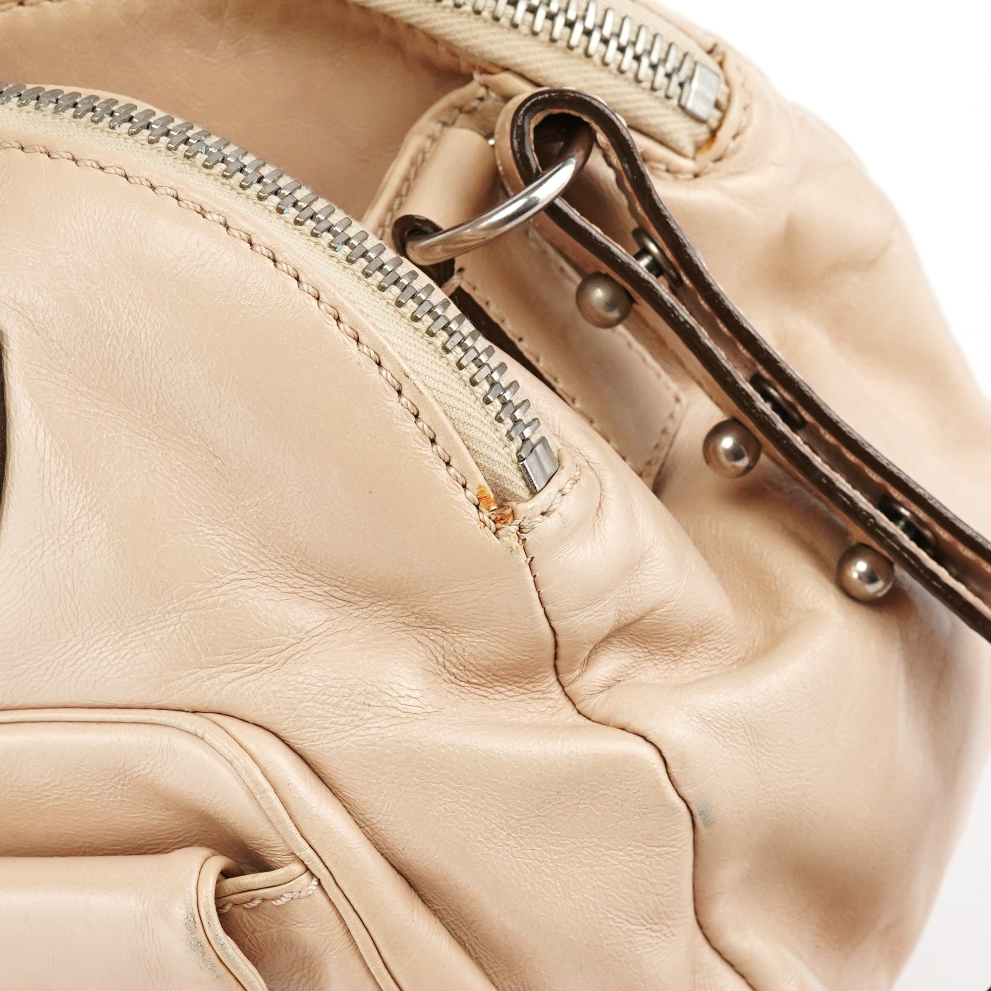 Marc Jacobs 2-Way Tasche mit Turnlock aus Leder in Beige