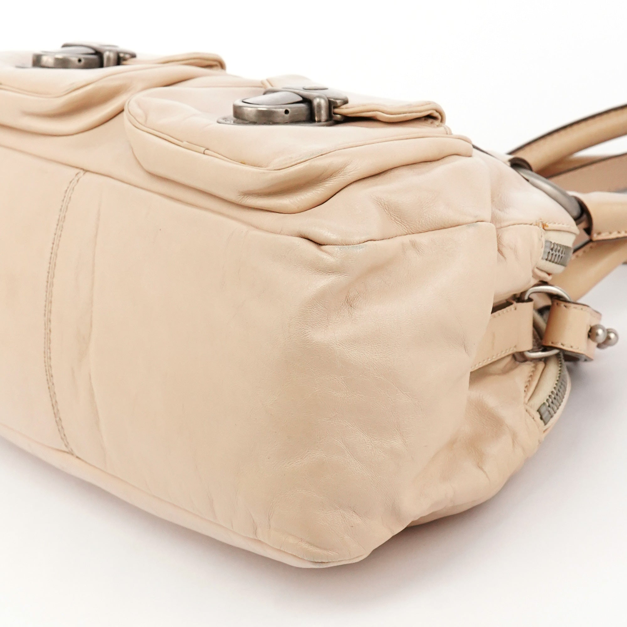 Marc Jacobs 2-Way Tasche mit Turnlock aus Leder in Beige