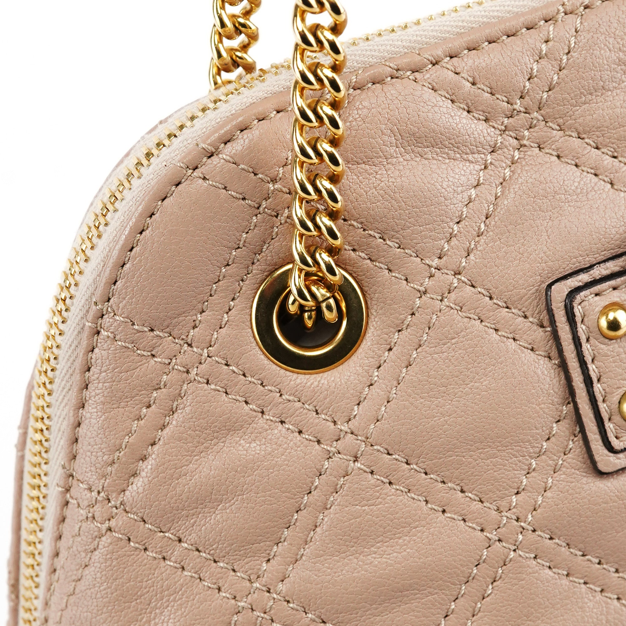 Marc Jacobs Schultertasche mit Kette aus gestepptem Leder in Rosabeige