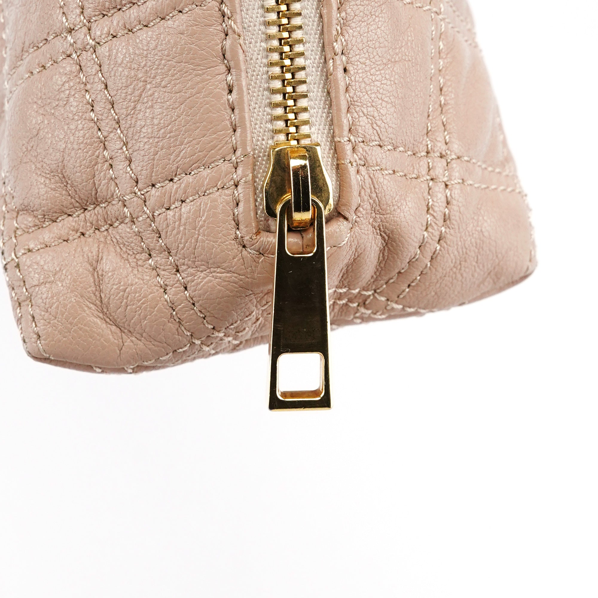 Marc Jacobs Schultertasche mit Kette aus gestepptem Leder in Rosabeige