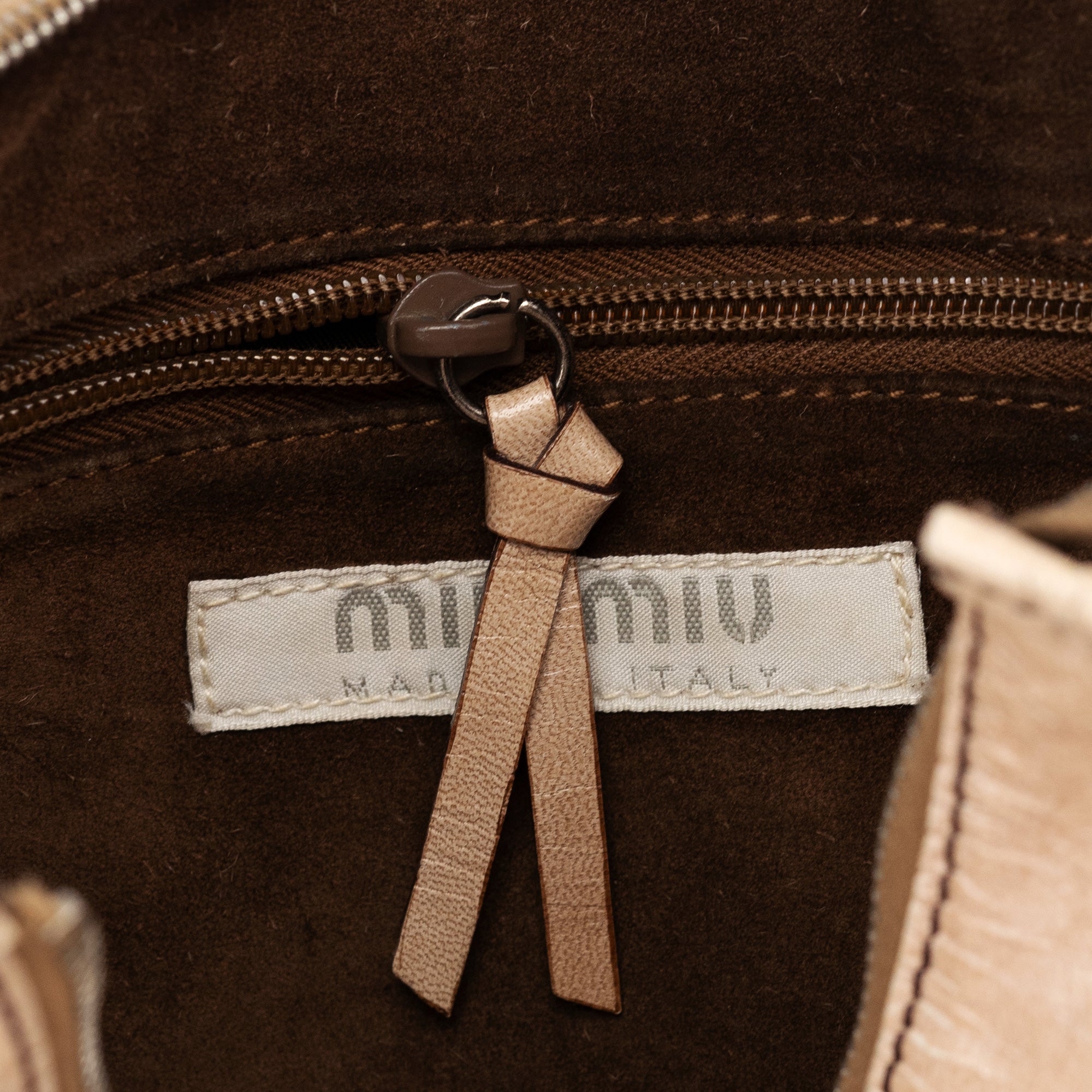 Miu Miu Sac hobo en cuir d'agneau beige