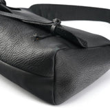 Miu Miu Knot Schultertasche aus schwarzem genarbtem Leder