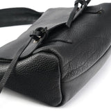 Miu Miu Knot Schultertasche aus schwarzem genarbtem Leder