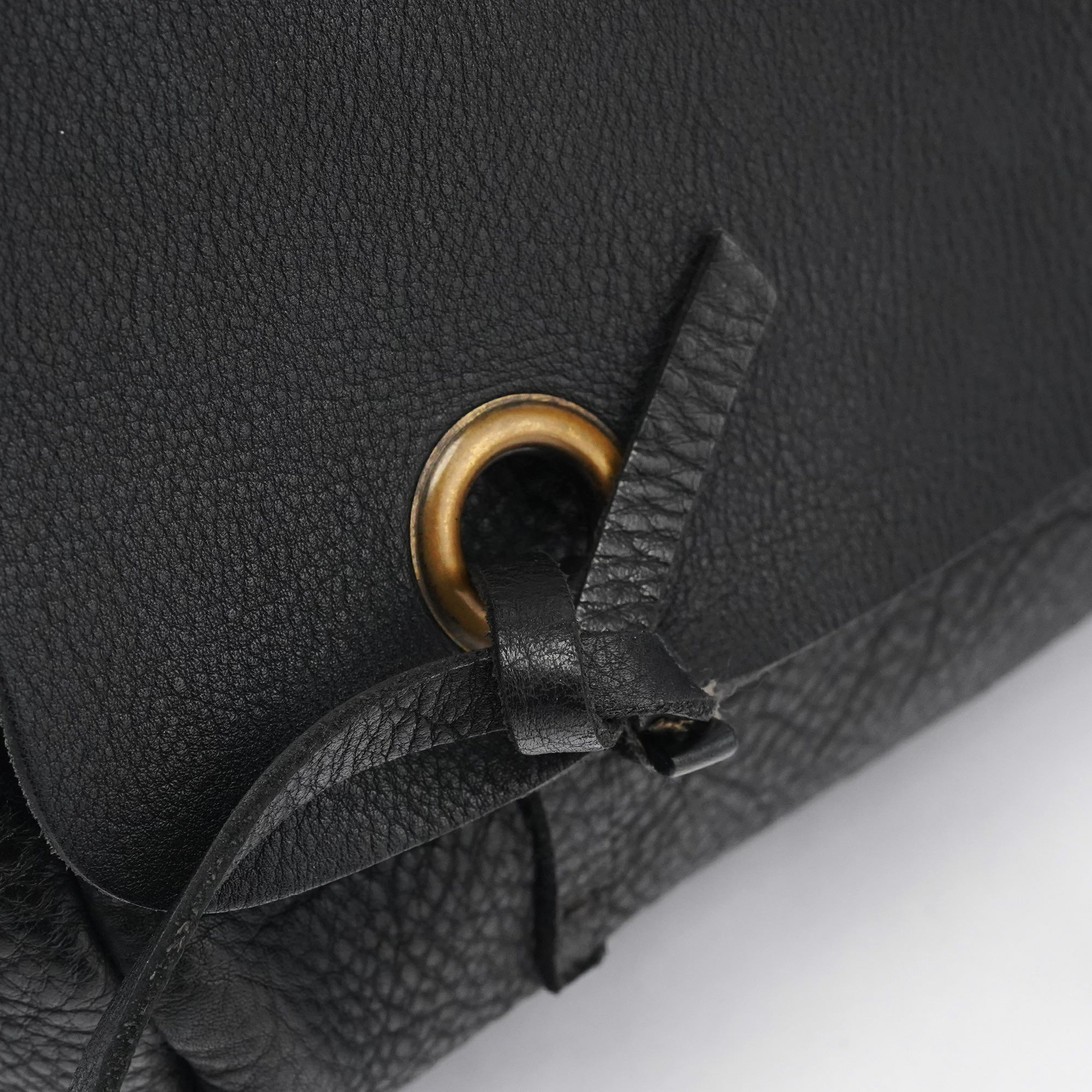 Miu Miu Knot Schultertasche aus schwarzem genarbtem Leder