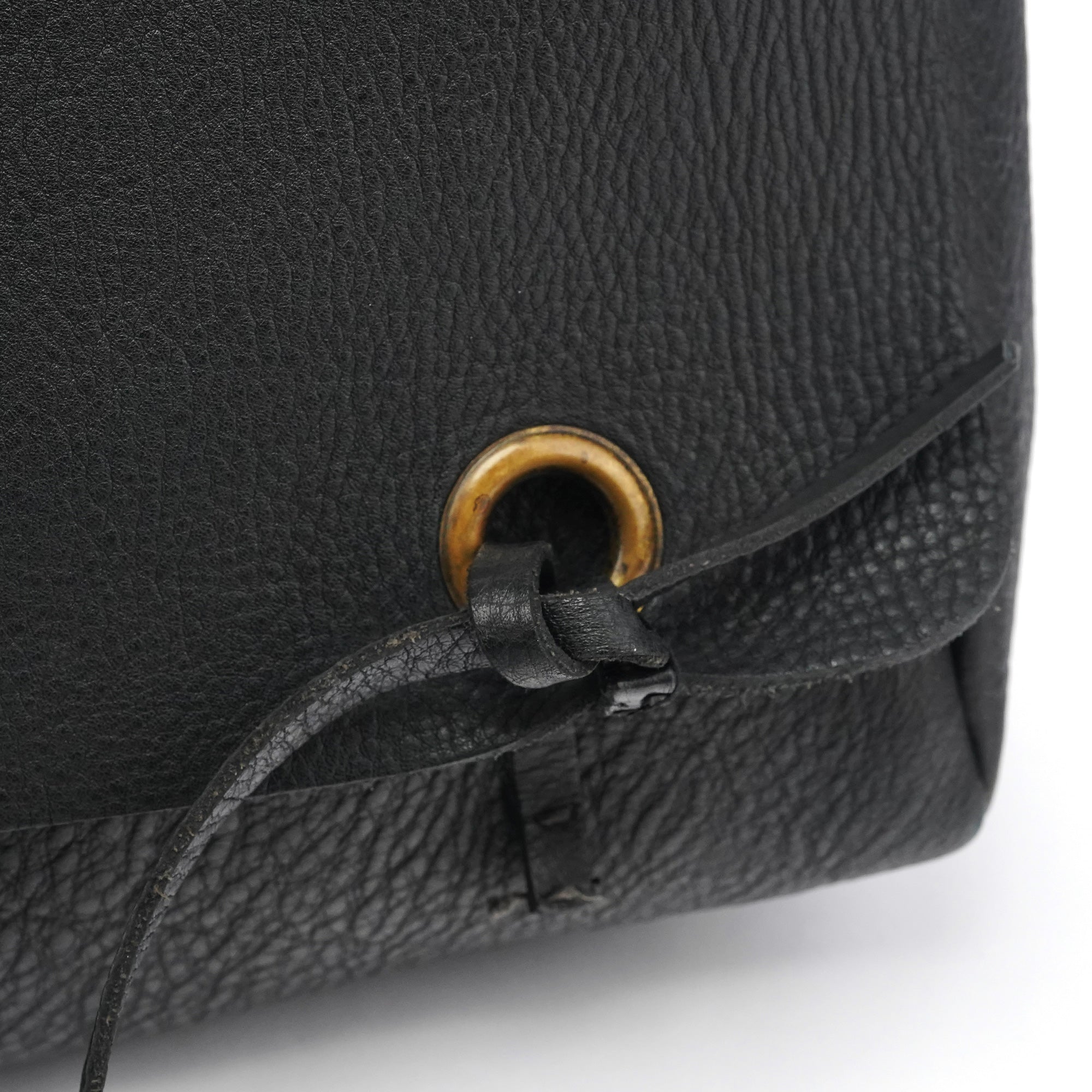 Miu Miu Knot Schultertasche aus schwarzem genarbtem Leder