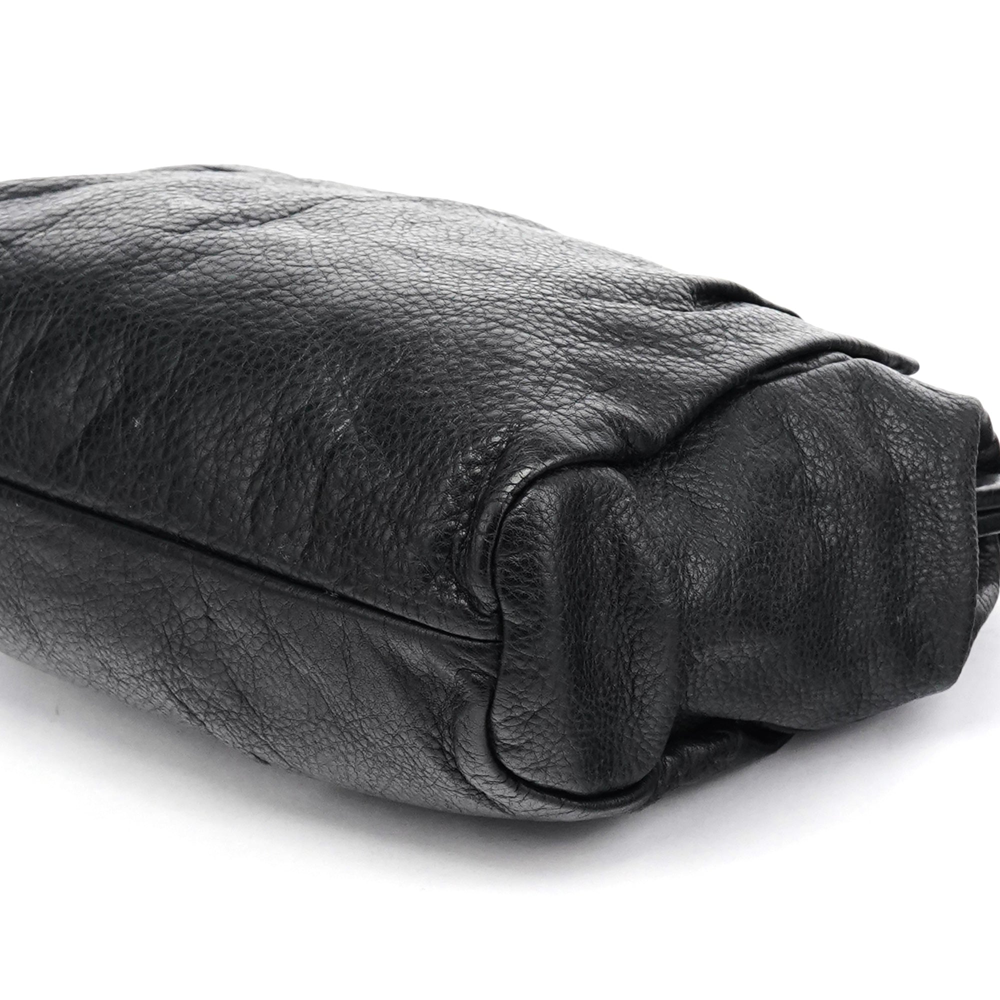 Miu Miu Sac à main pochette en cuir noir clouté