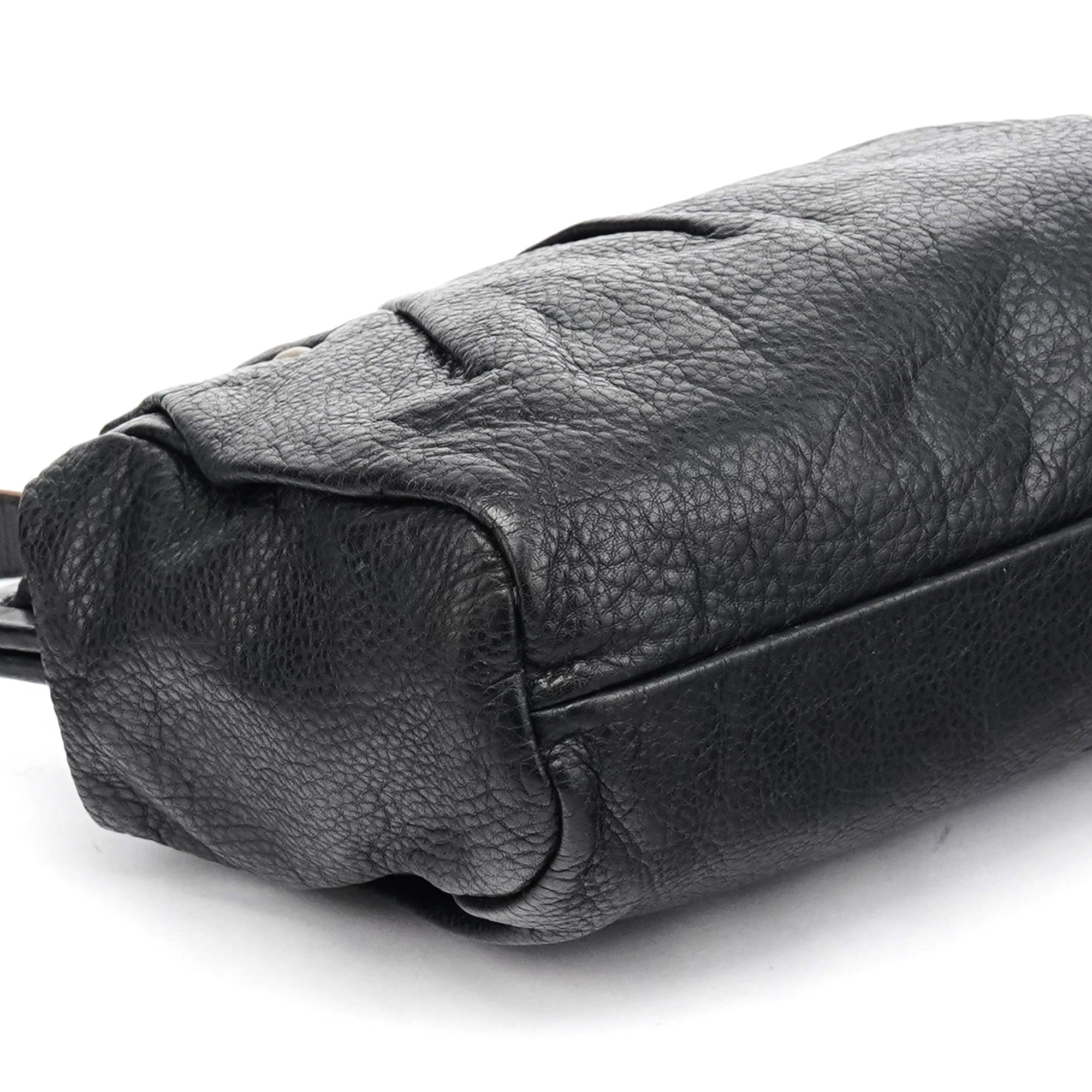Miu Miu Sac à main pochette en cuir noir clouté