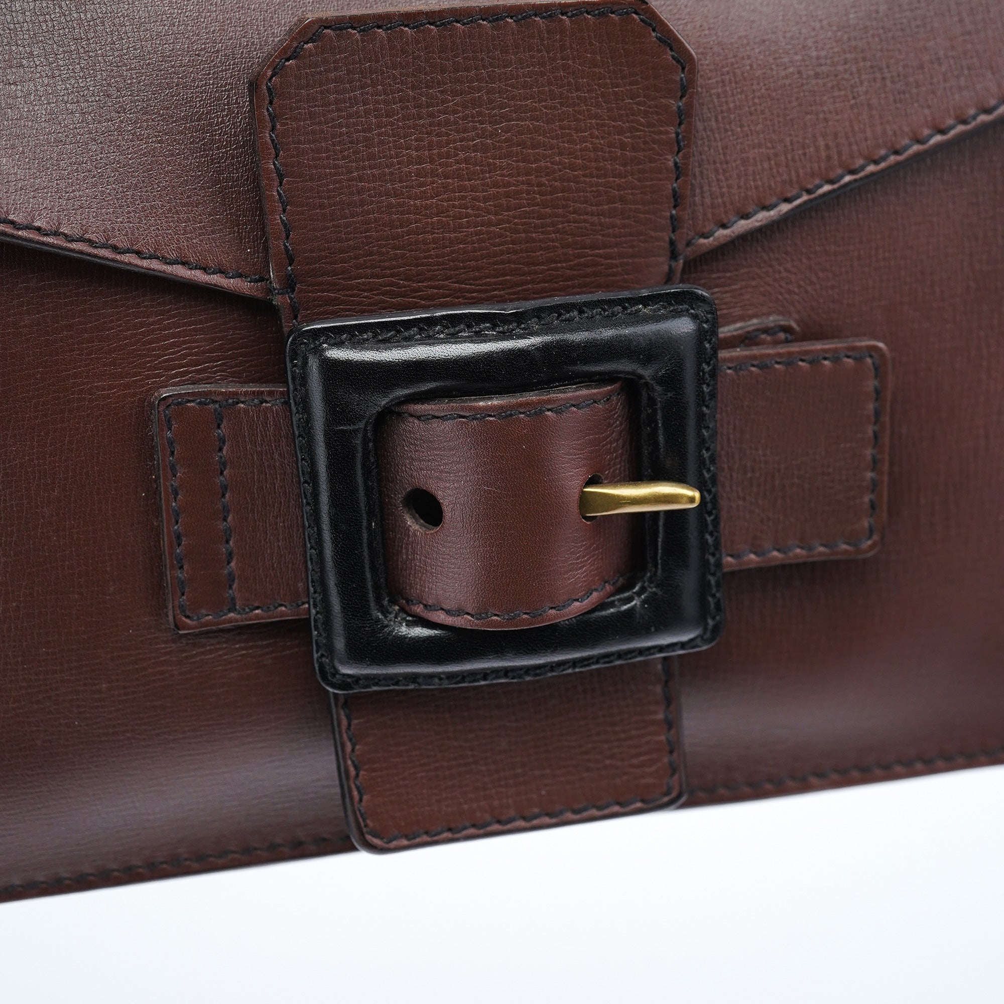 Miu Miu Schultertasche mit Gürtelschnalle aus braunem Leder