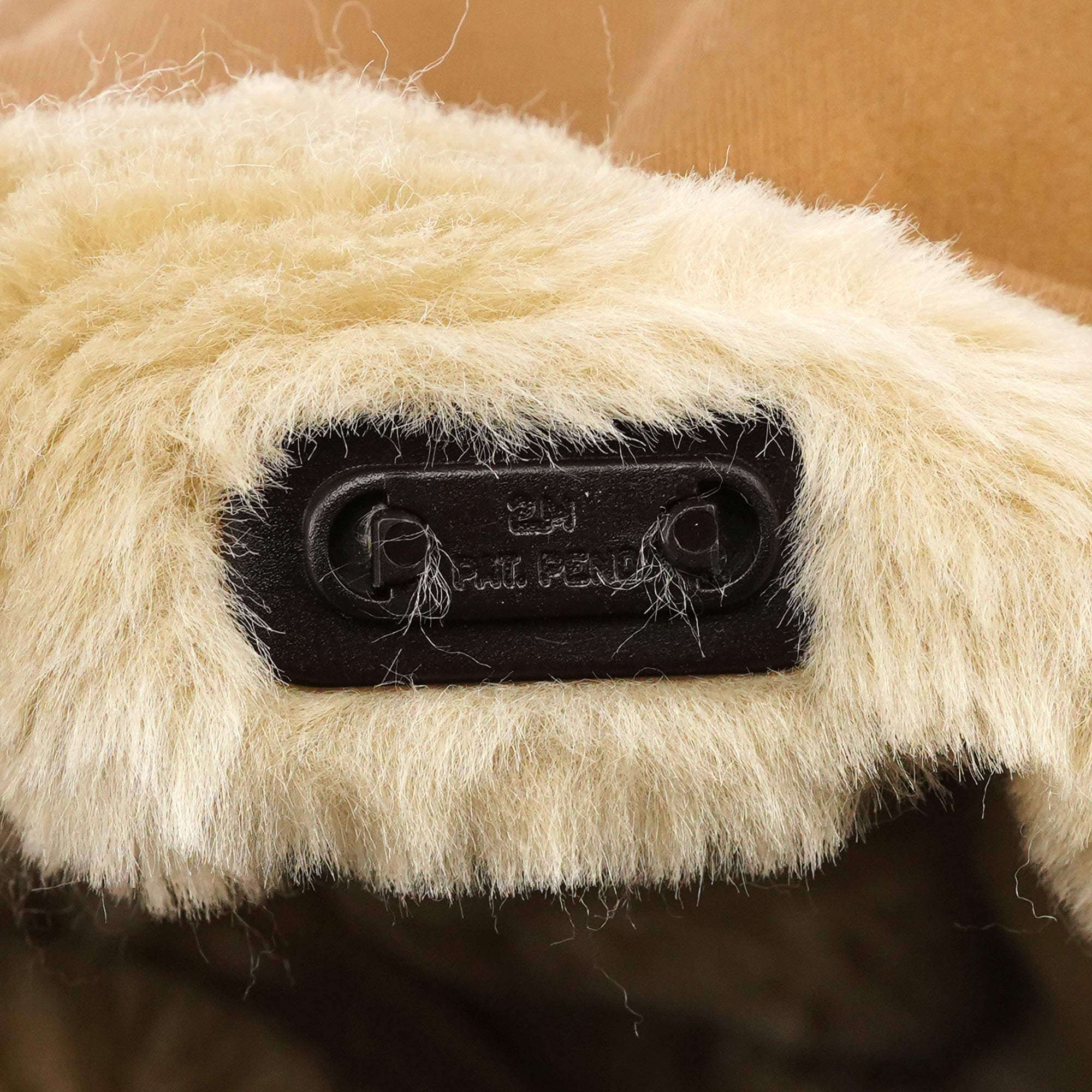 Miu Miu Herbst 1999 Umhängetasche aus Mesh in Beige mit Shearling-Futter