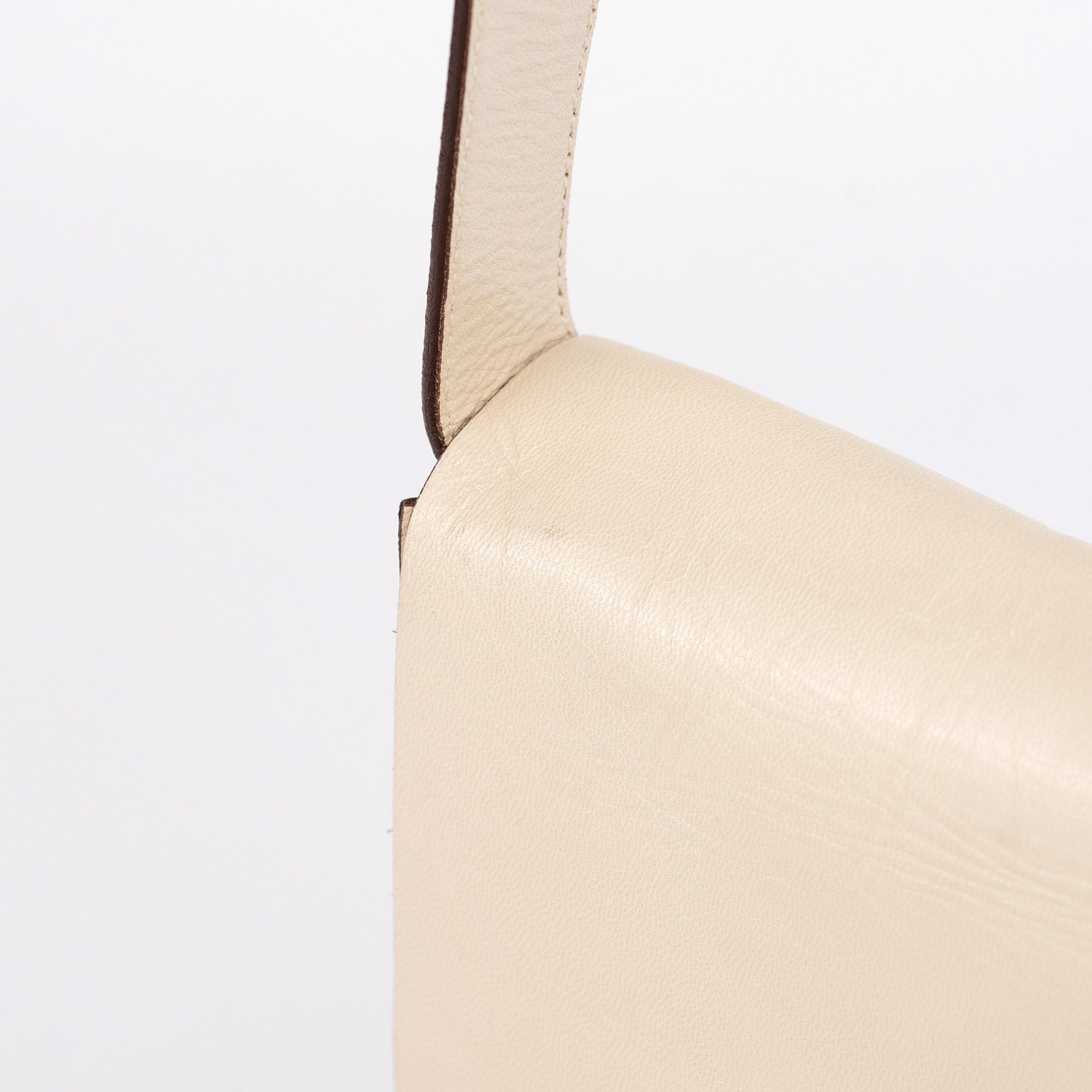 Miu Miu Schultertasche mit Überschlag aus elfenbeinfarbenem Craquelé-Leder