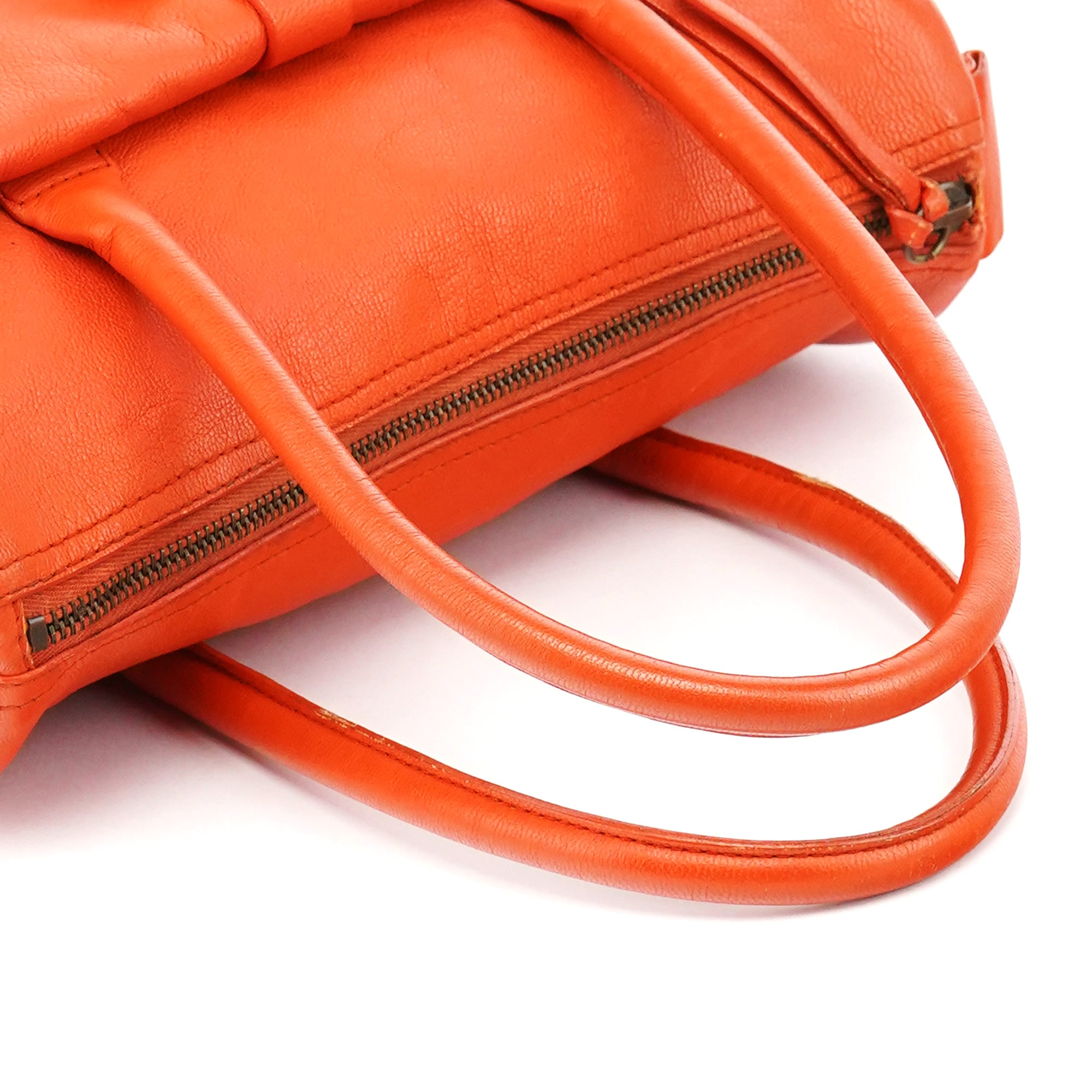 Miu Miu Sac cabas à poche à boucle en cuir orange