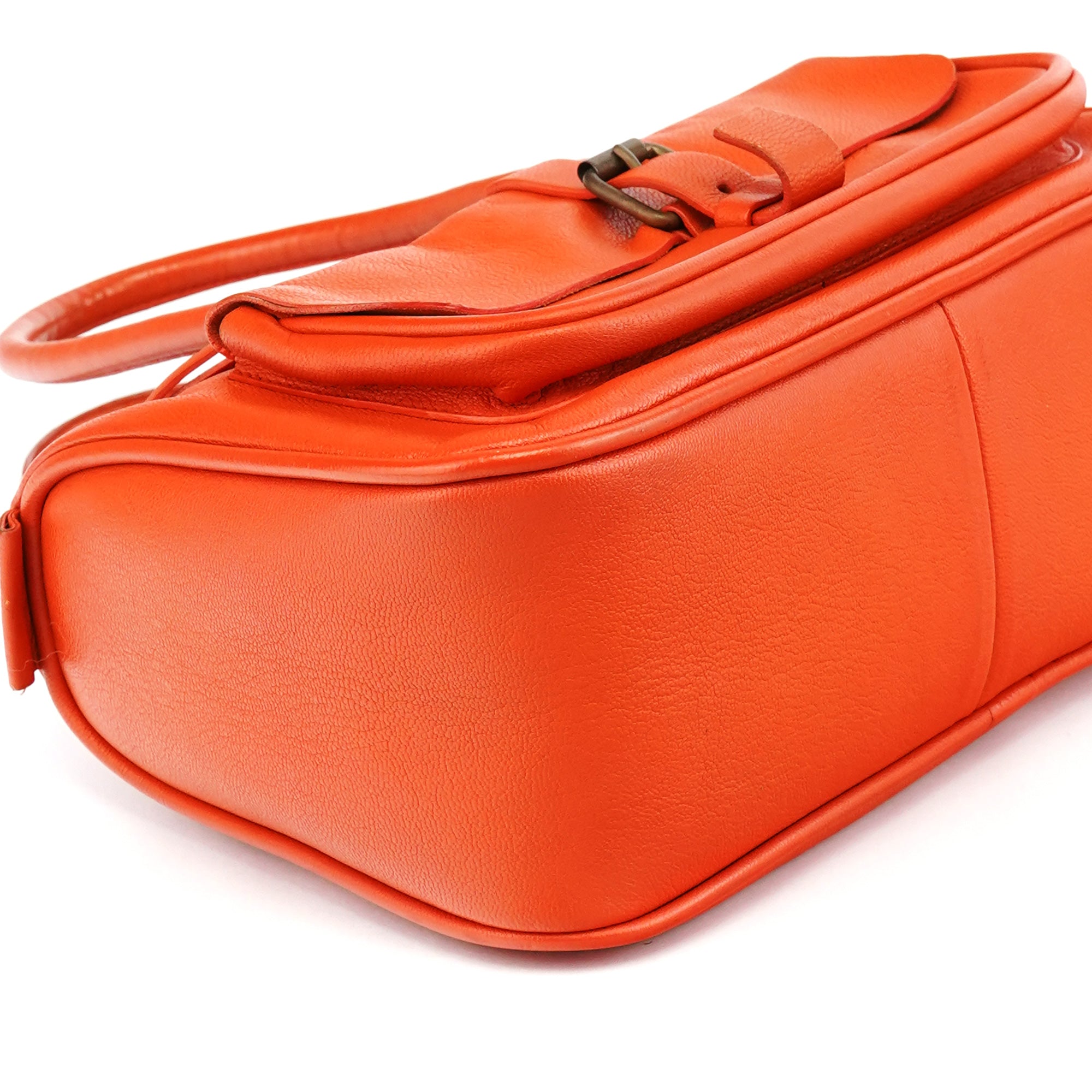 Miu Miu Sac cabas à poche à boucle en cuir orange