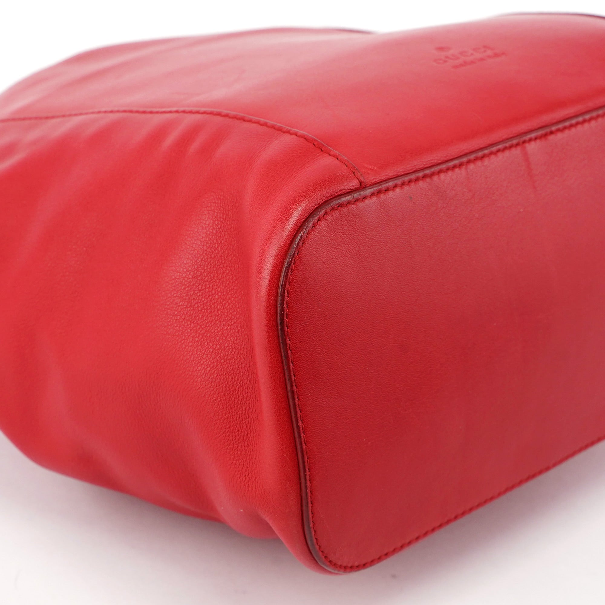 Prada 001 3750 Ring Bag aus rotem Kalbsleder mit Kunststoffhenkel