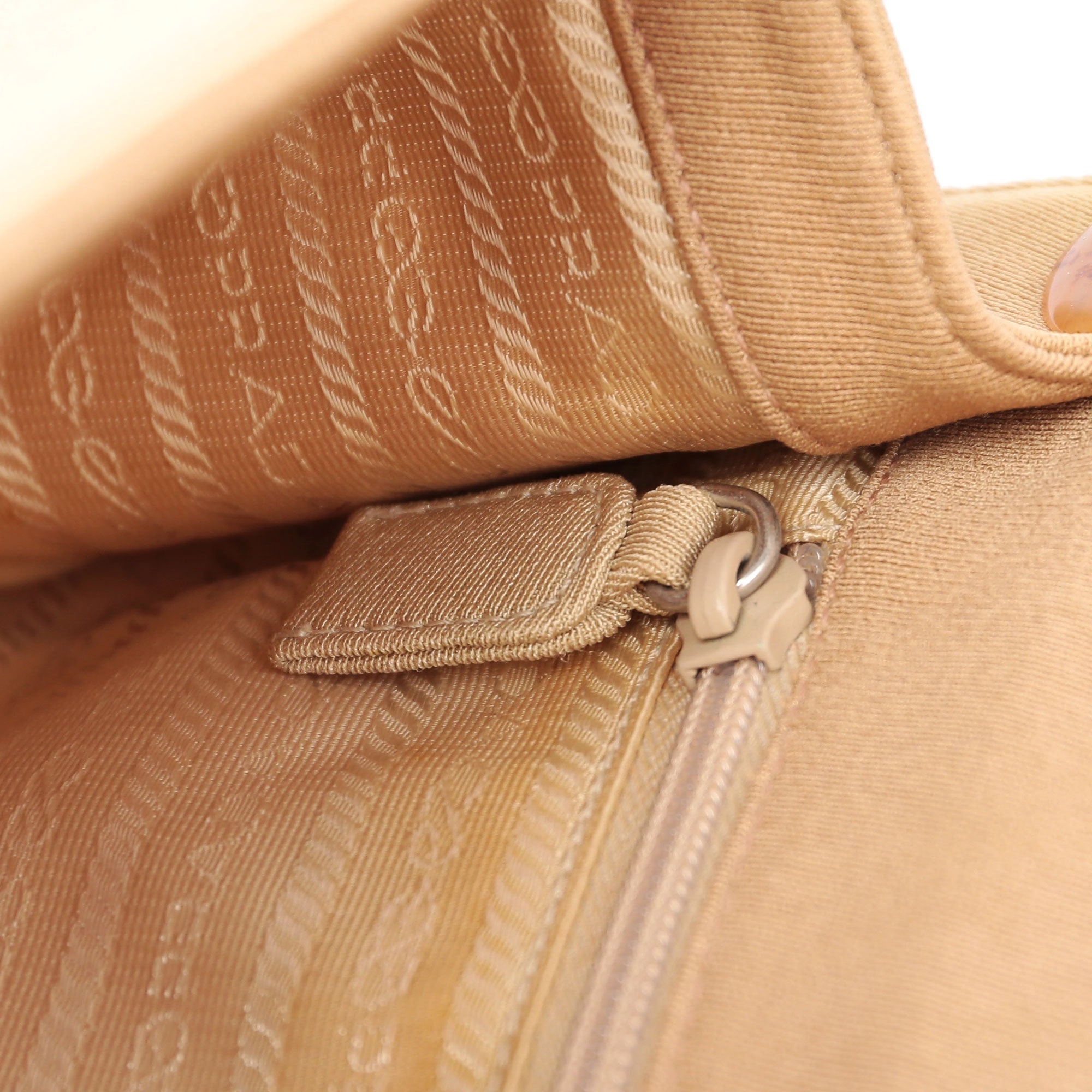 Prada Sac Tessuto à chaîne en plastique en toile beige des années 1990