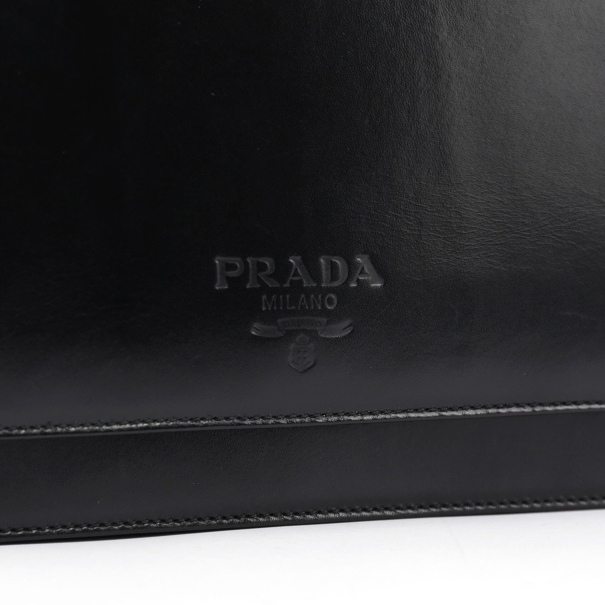 Prada 1990er-Jahre Vitello Schultertasche aus schwarzem Kalbsleder