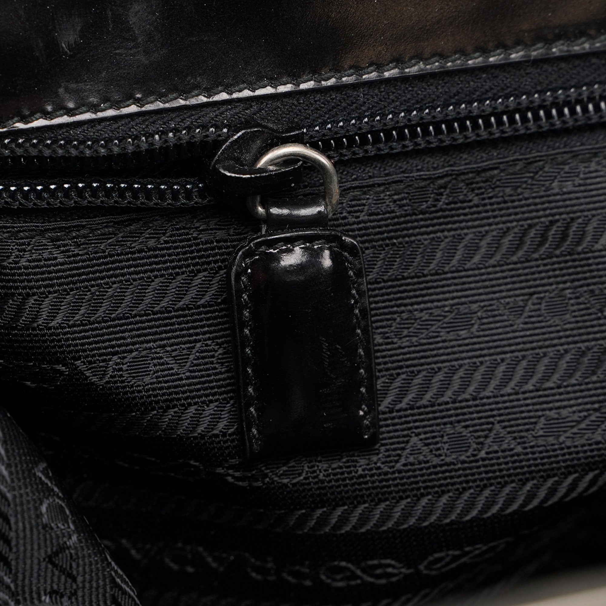Prada 1995 Sac cabas pochette Spazzolato en cuir verni noir