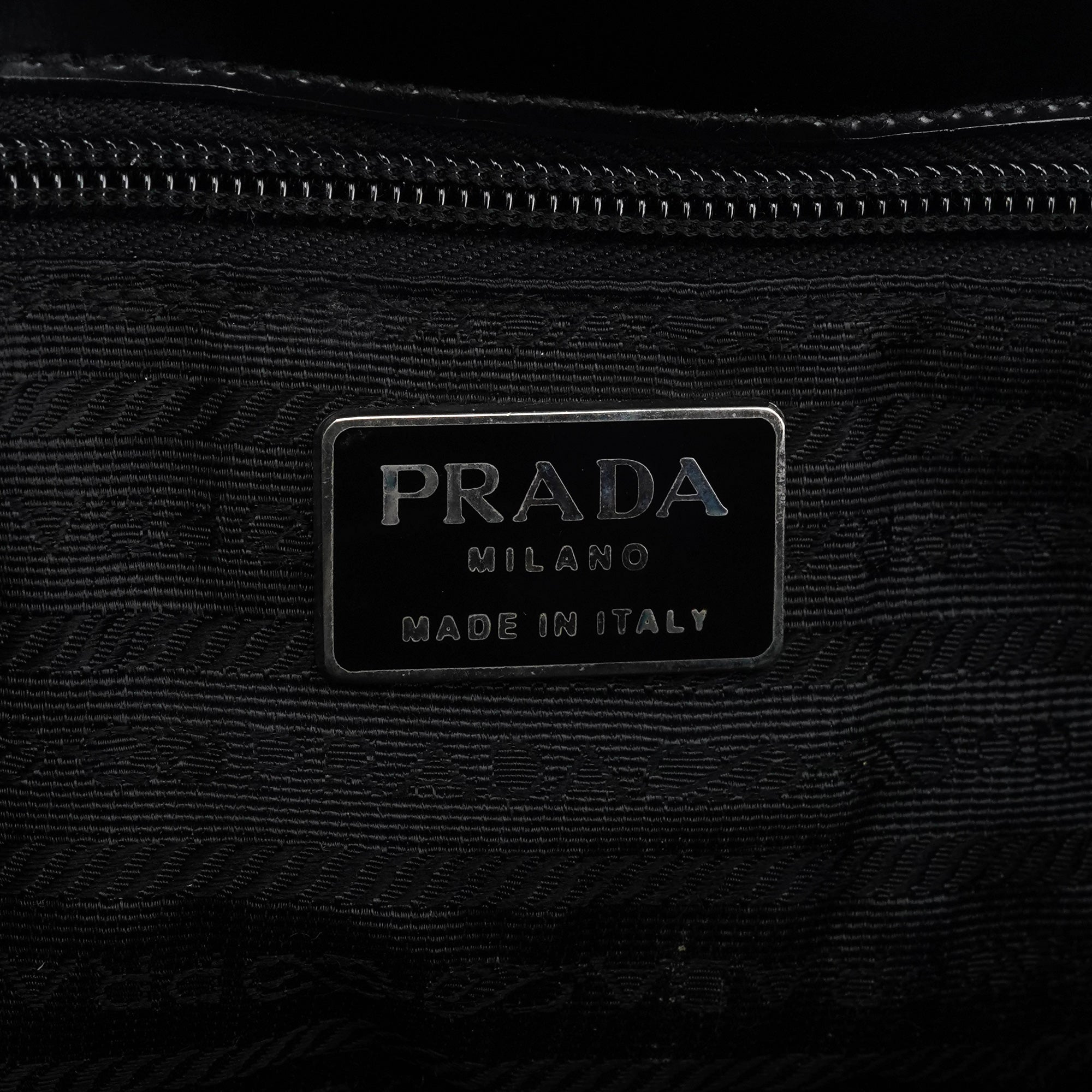 Prada 1995 Sac cabas à rabat Spazzolato en cuir verni noir