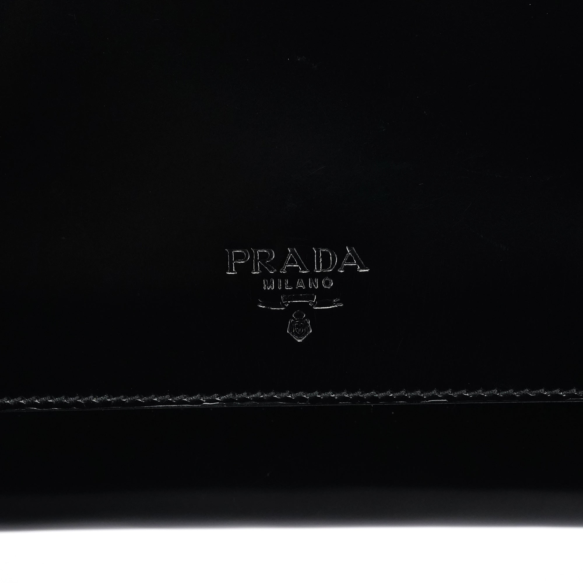 Prada 1995 Sac cabas à rabat Spazzolato en cuir verni noir