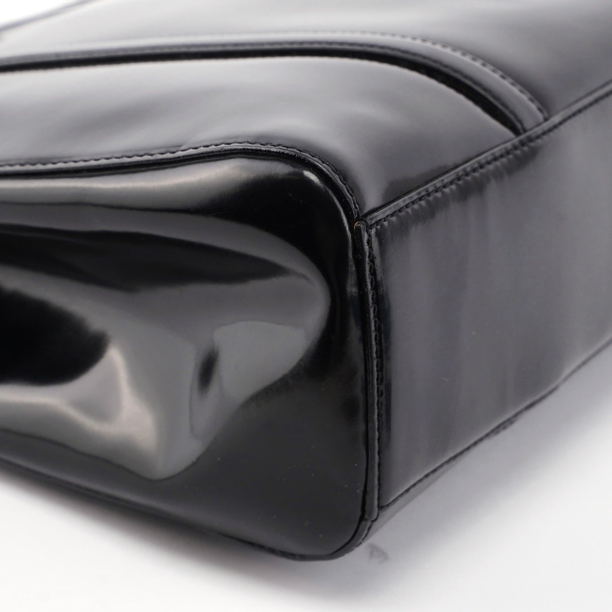 Prada 1995 Spazzolato Tote Bag aus schwarzem Lackleder