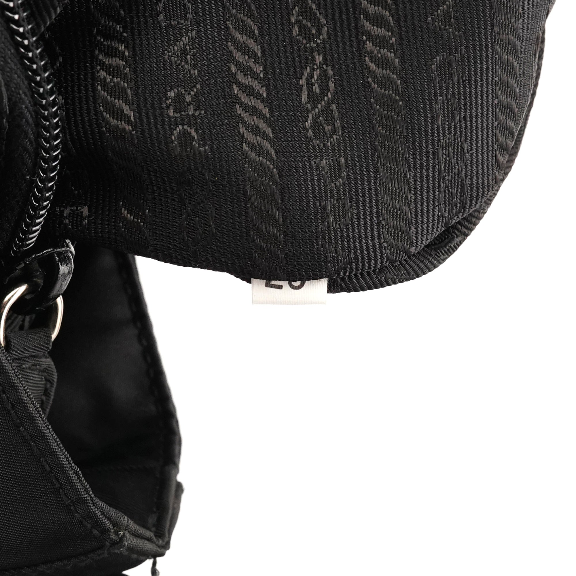 Prada 1996 Borsa a spalla con catena in nylon Tessuto nero