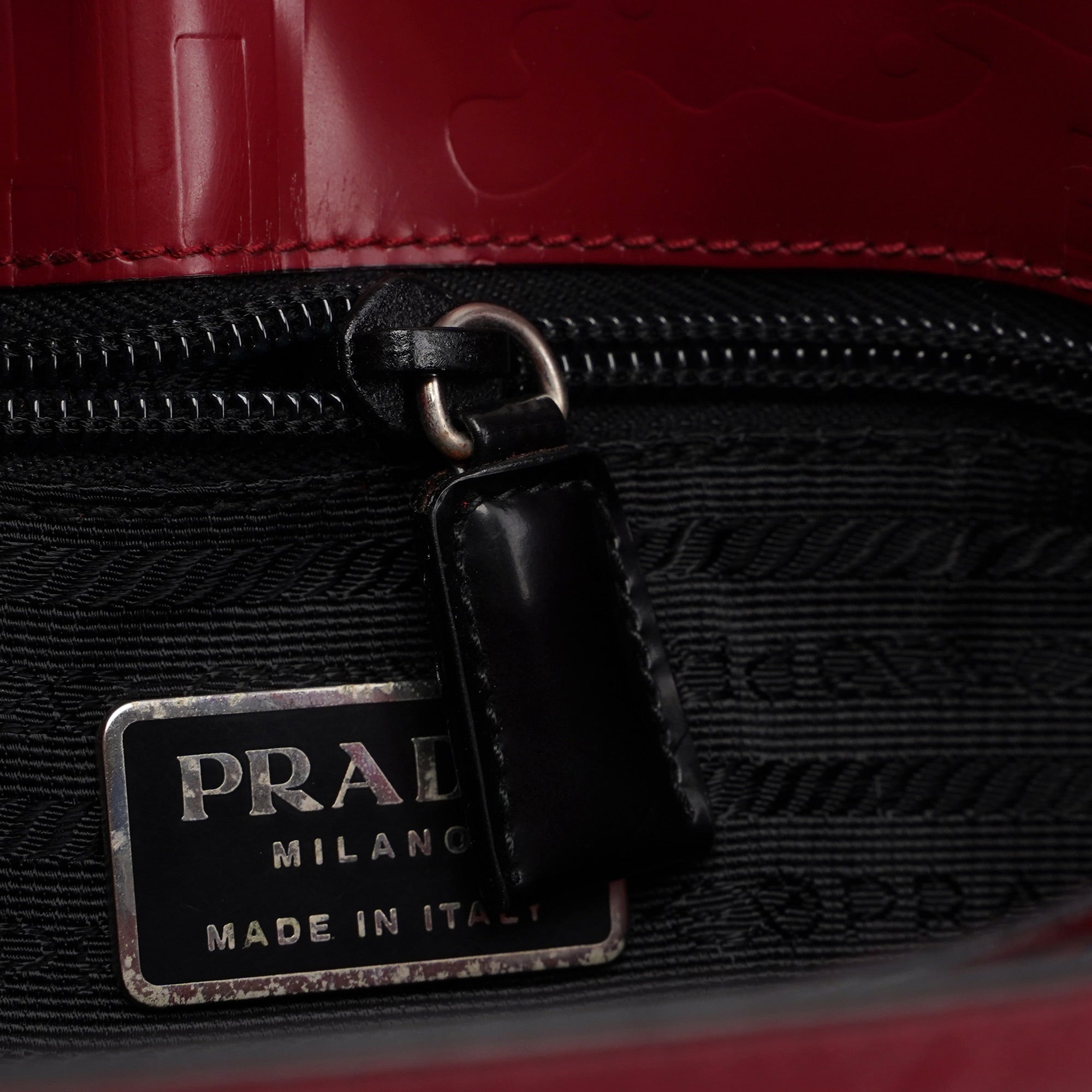 Prada 1997 Sac cabas Spazzolato embossé en cuir verni bordeaux