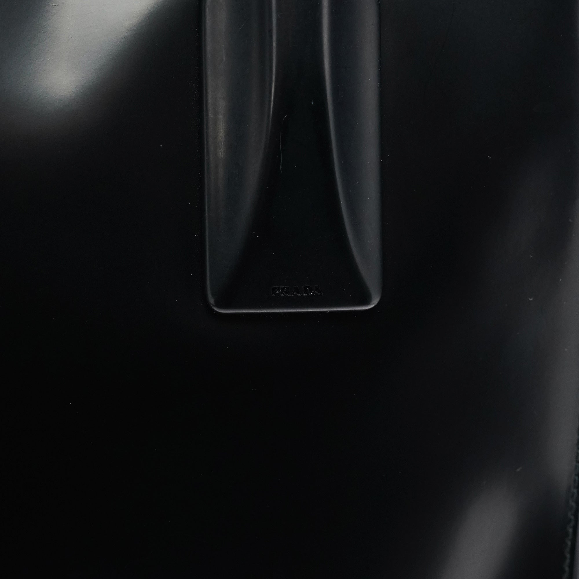 Prada 1998 Sac cabas Spazzolato en cuir verni noir à anses en plastique