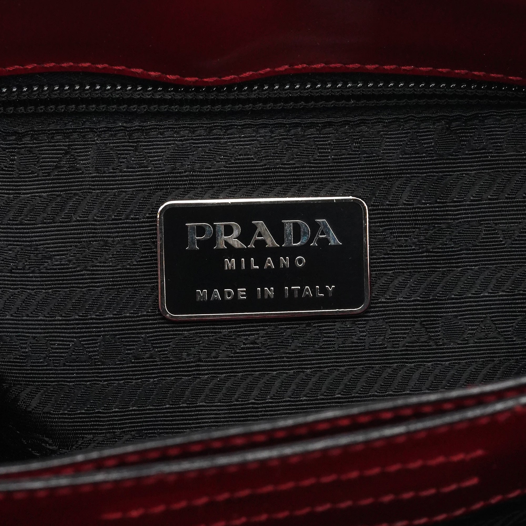 Prada 1998 Schultertasche mit Kunststoffhenkel aus Spazzolato-Leder in Bordeaux