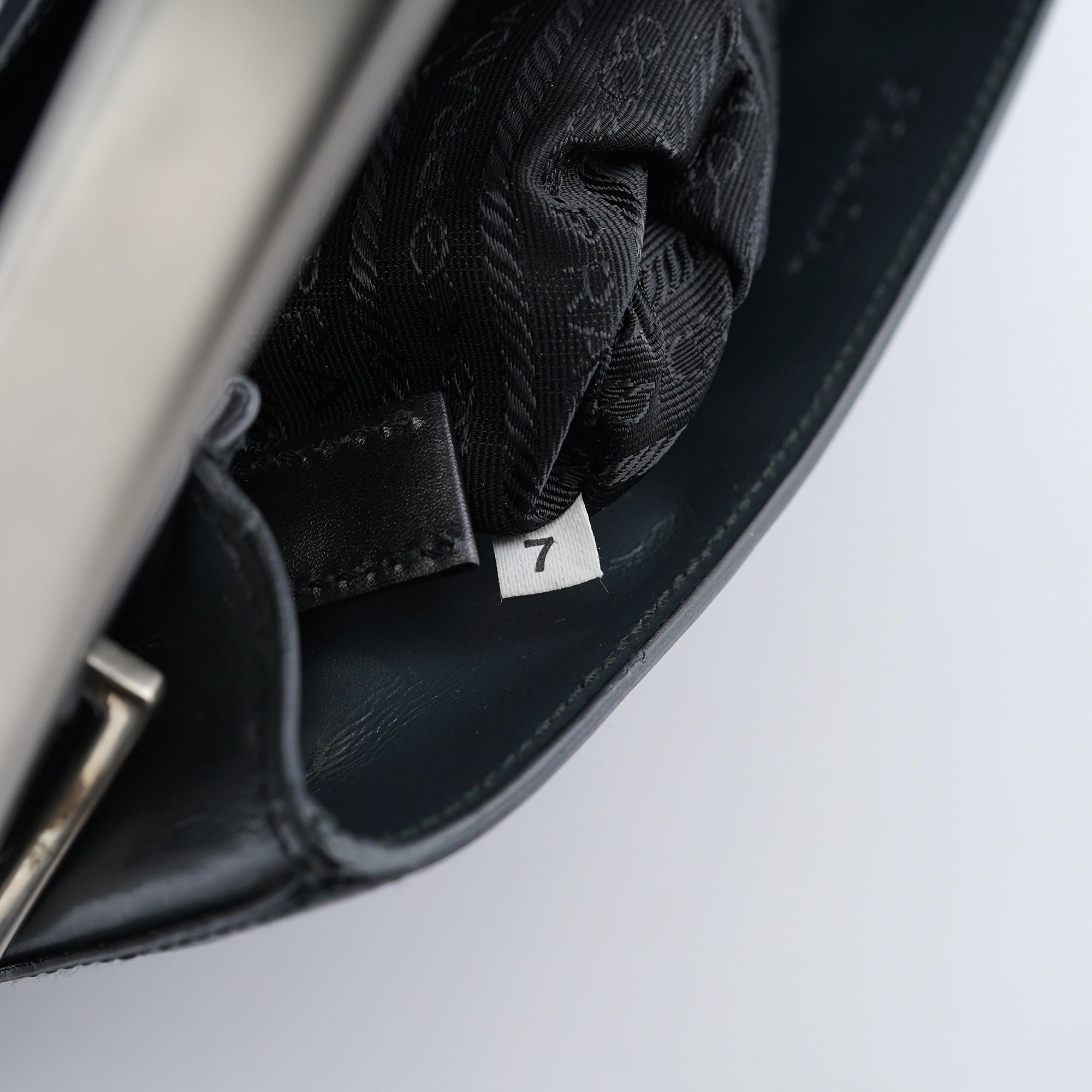 Prada 1998 Vitello Metallo Schultertasche aus grauem Leder