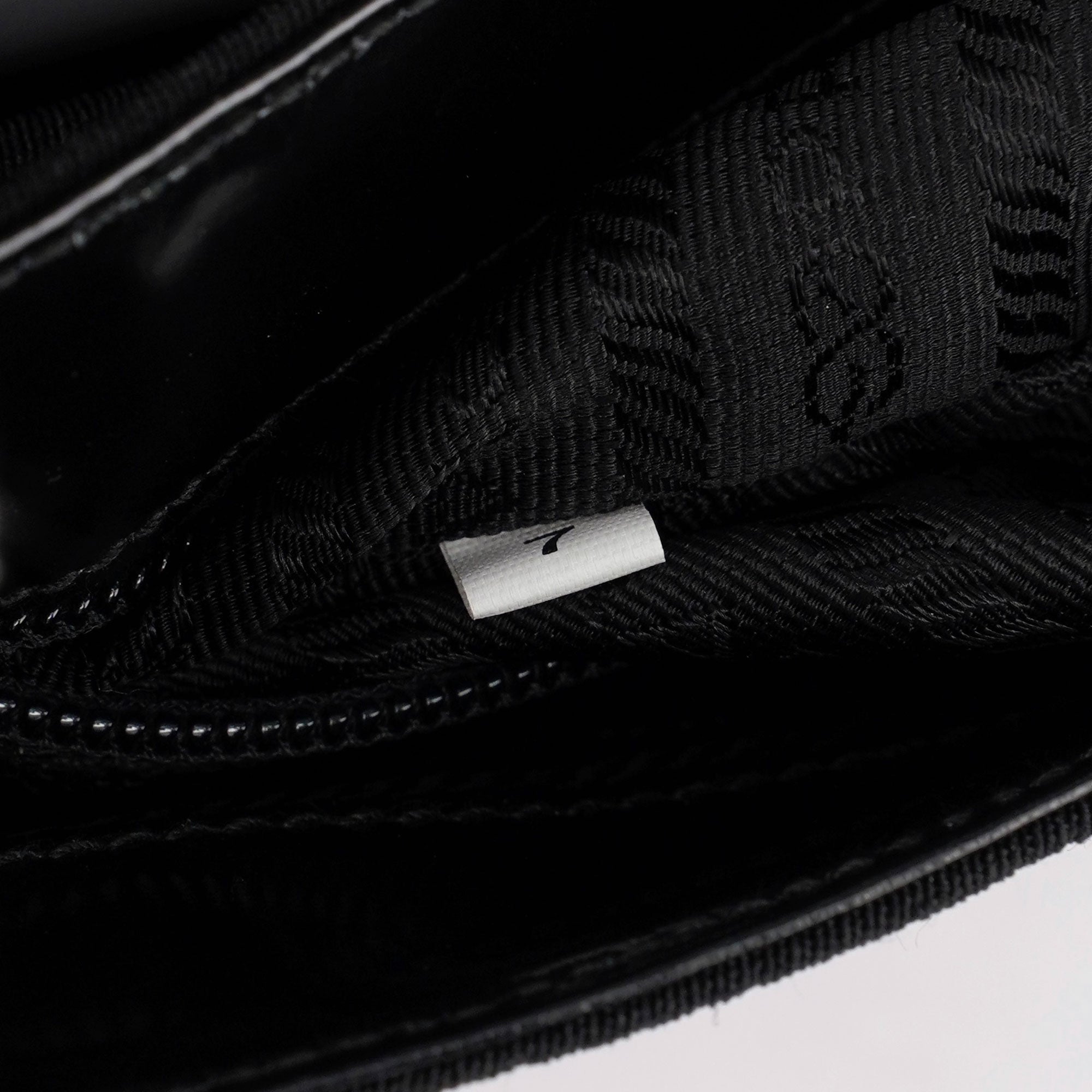Prada Schultertasche aus schwarzem Spazzolato-Leder