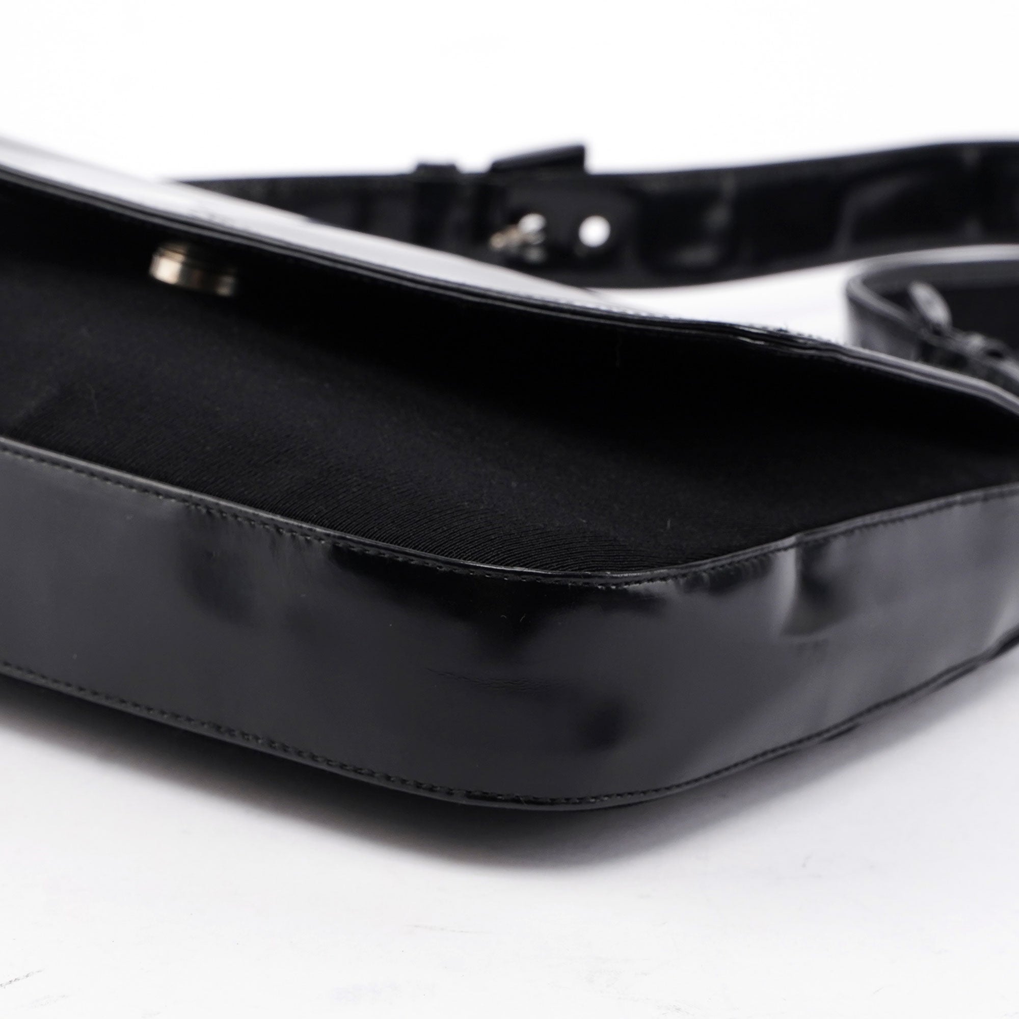 Prada Schultertasche aus schwarzem Spazzolato-Leder