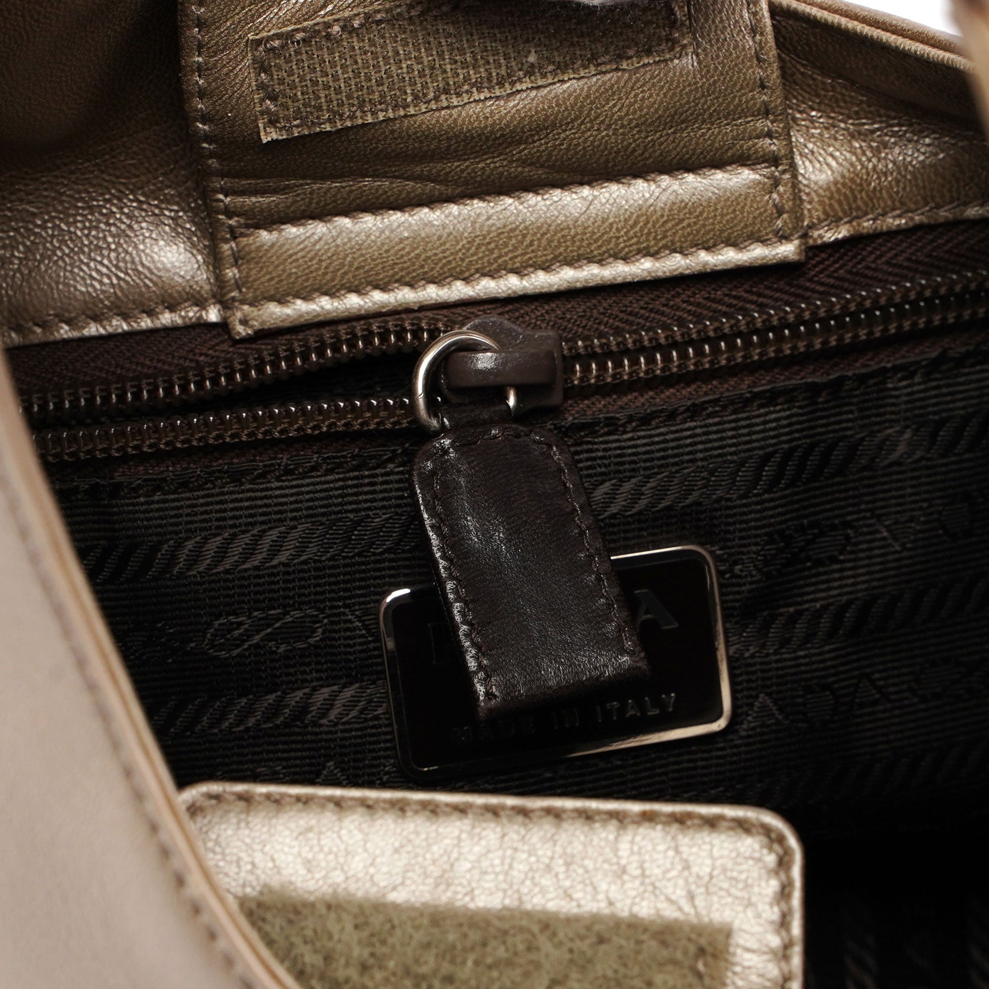 Prada Sac hobo Prada asymétrique en cuir beige