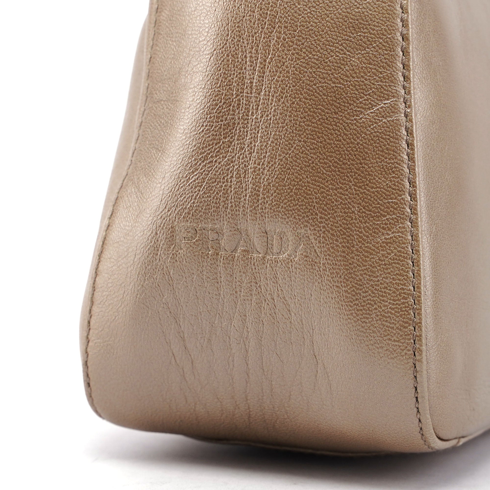 Prada Sac hobo Prada asymétrique en cuir beige