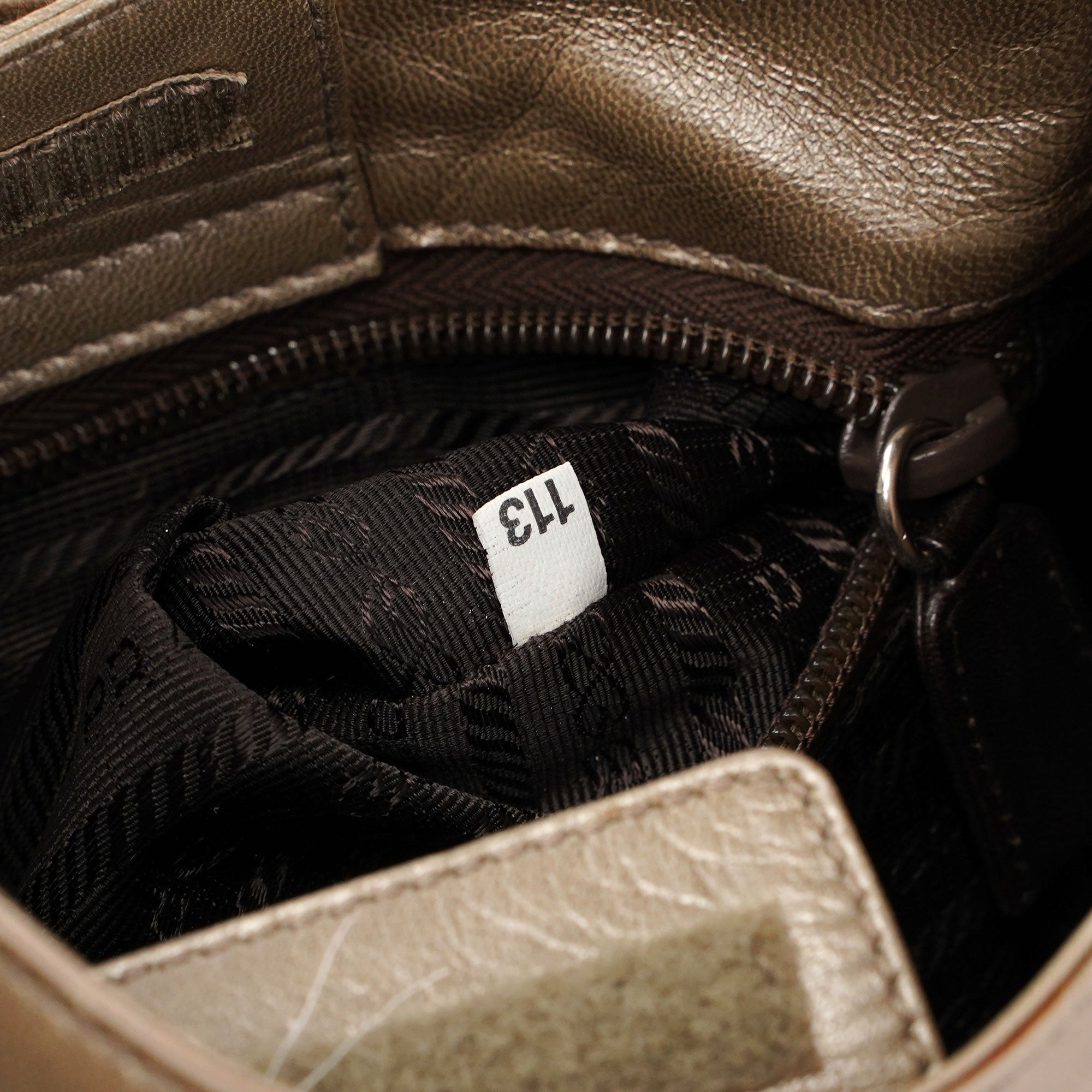 Prada Sac hobo Prada asymétrique en cuir beige