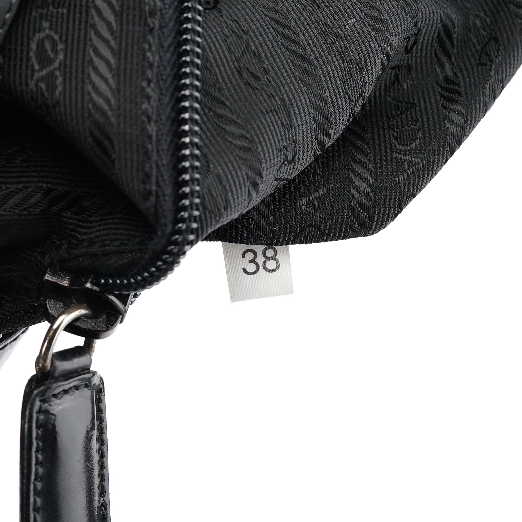 Prada Schultertasche mit Drehhenkel aus anthrazitfarbenem Spazzolato-Leder