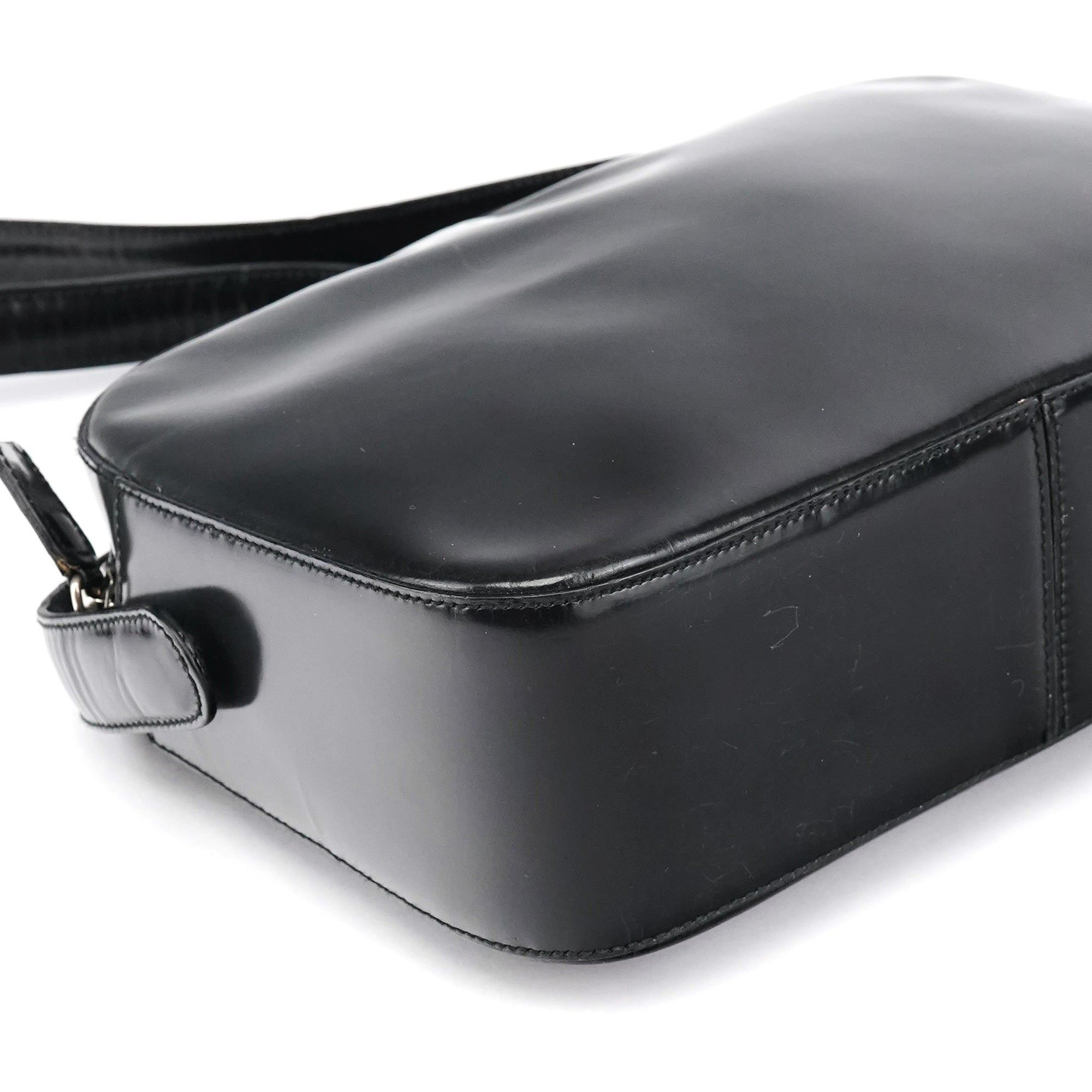 Prada Schultertasche mit Drehhenkel aus anthrazitfarbenem Spazzolato-Leder