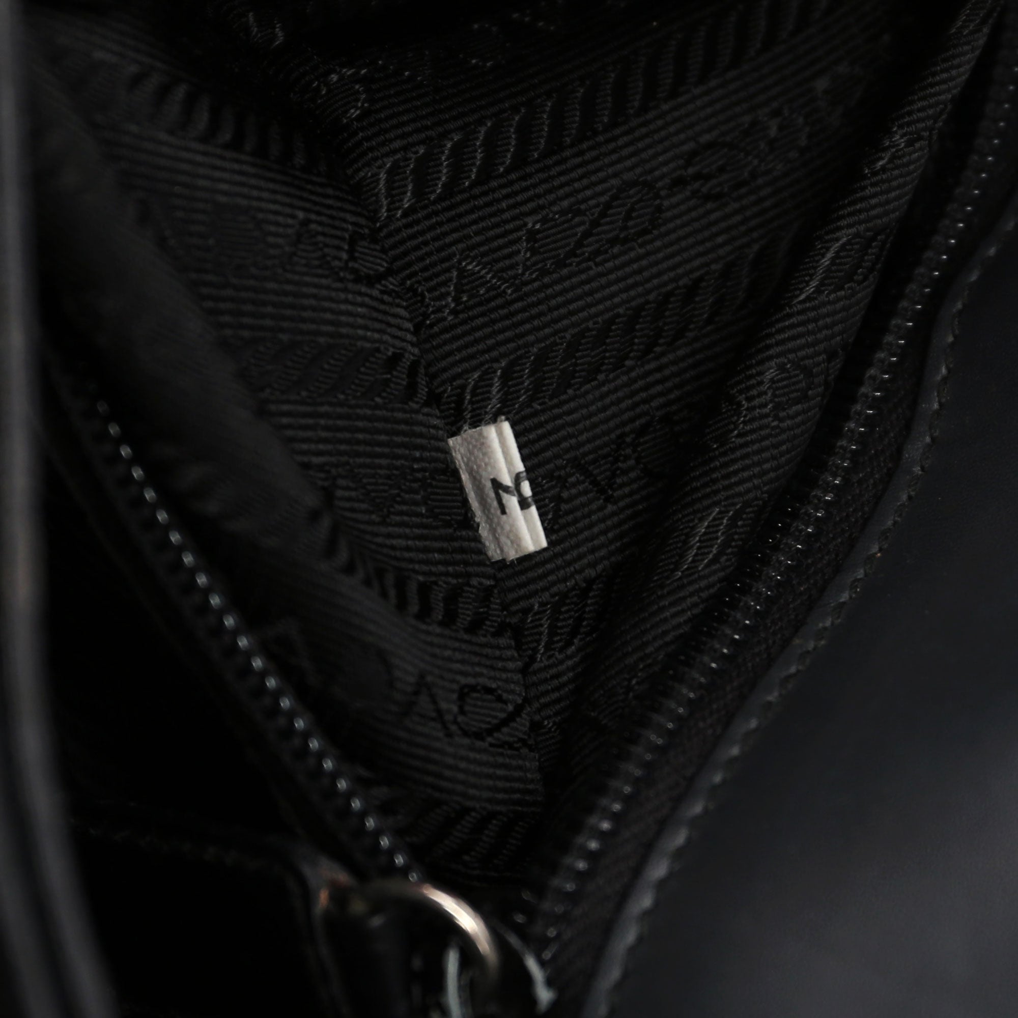 Prada Vitello Metallo Tasche aus anthrazitfarbenem Kalbsleder