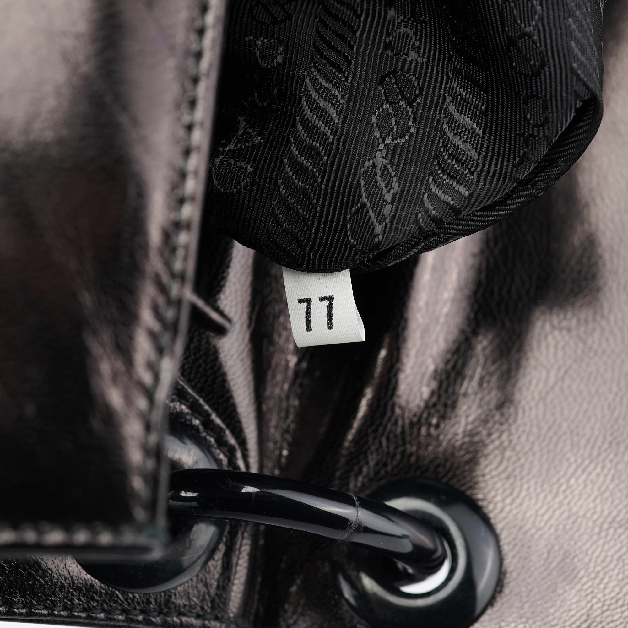 Prada B6398 Sac porté épaule Madras Swing à chaîne en cuir noir