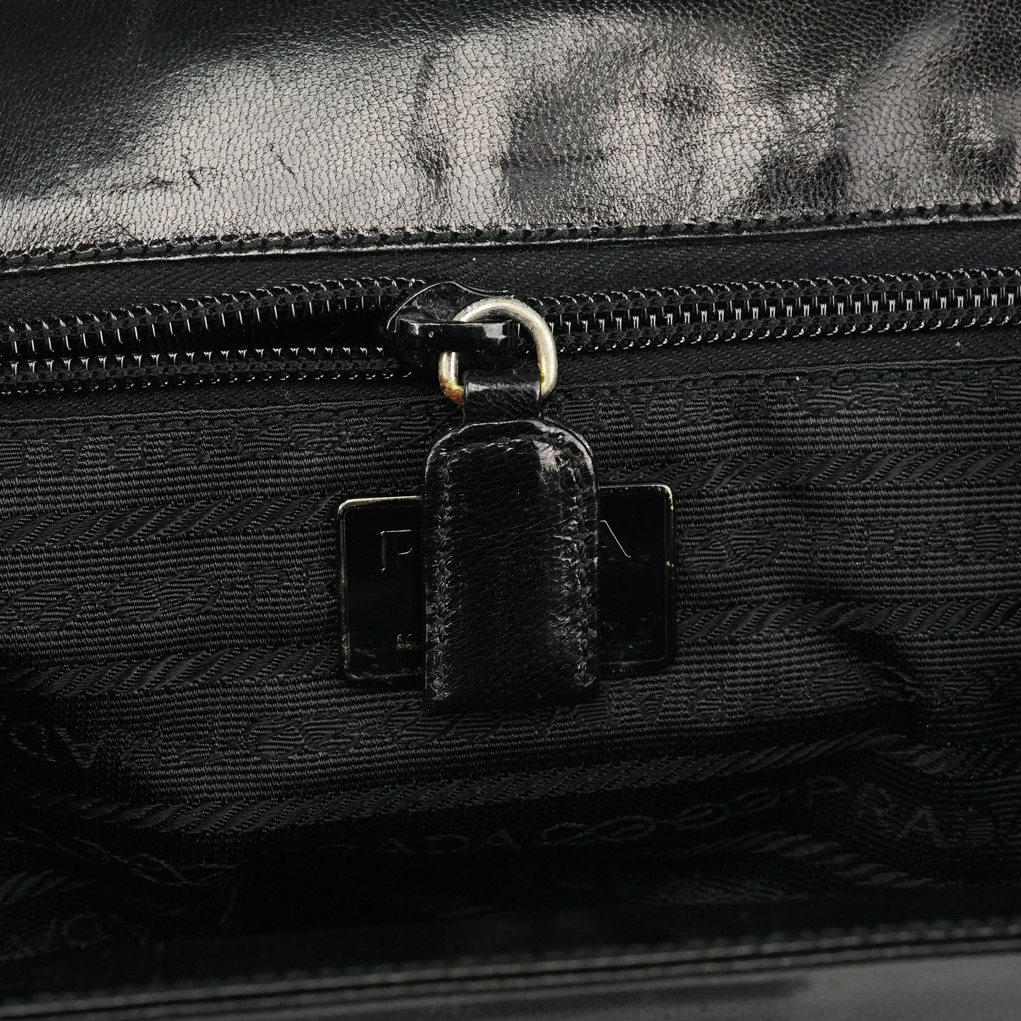 Prada B7417 skuldertaske i sort læder med klap