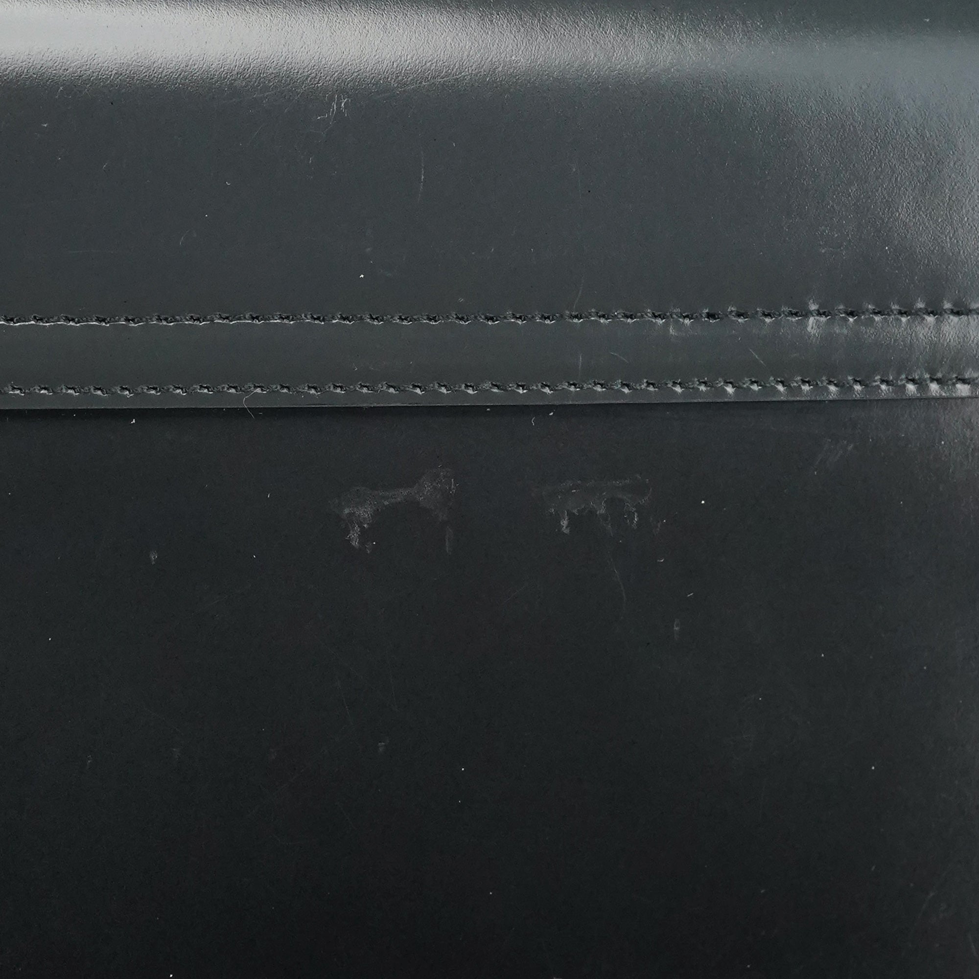 Prada B7443 Sac porté épaule Spazzolato Swivel en cuir verni noir