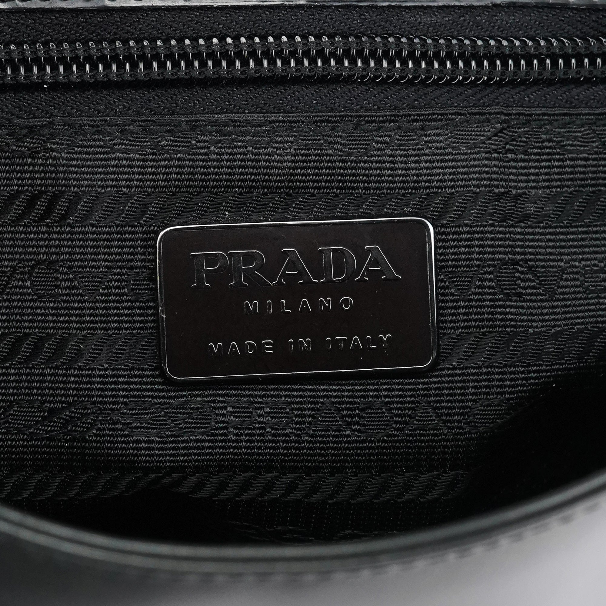 Prada B7443 Sac porté épaule Spazzolato Swivel en cuir verni noir