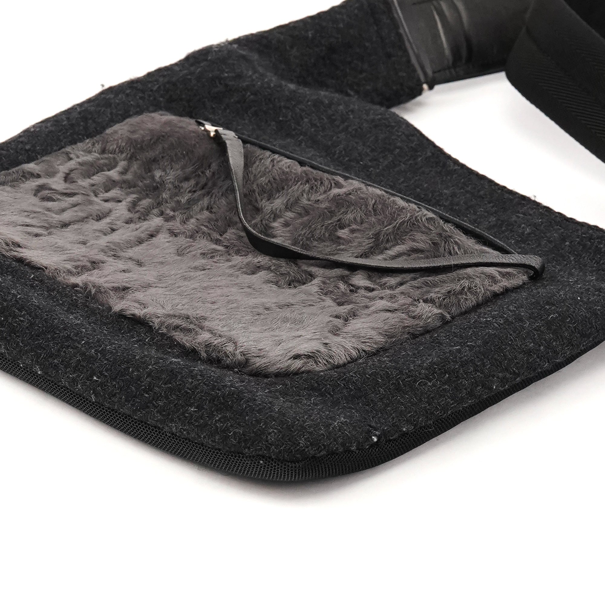 Prada B9479 Borsa a tracolla in lana Shetland antracite e astrakan