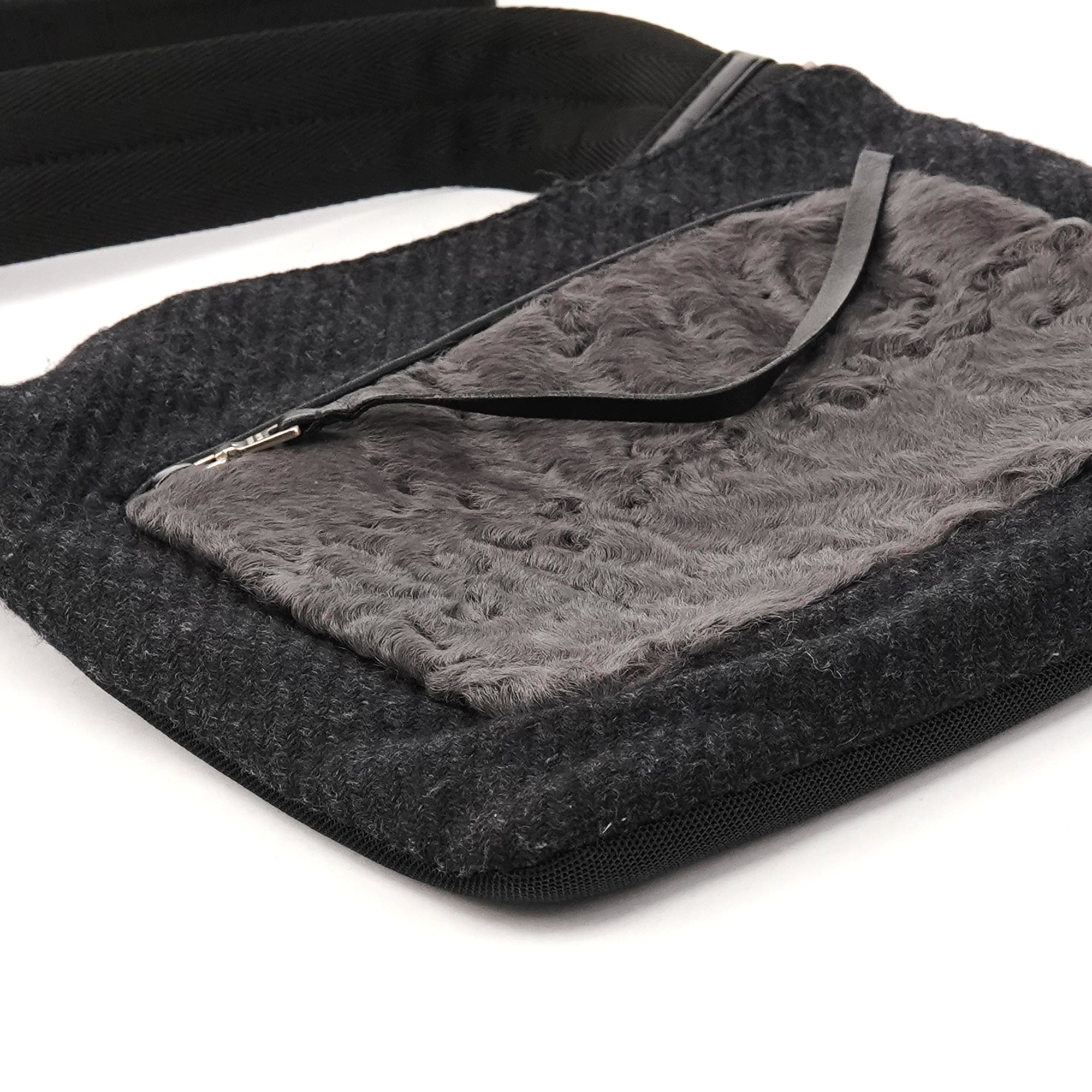 Prada B9479 Borsa a tracolla in lana Shetland antracite e astrakan