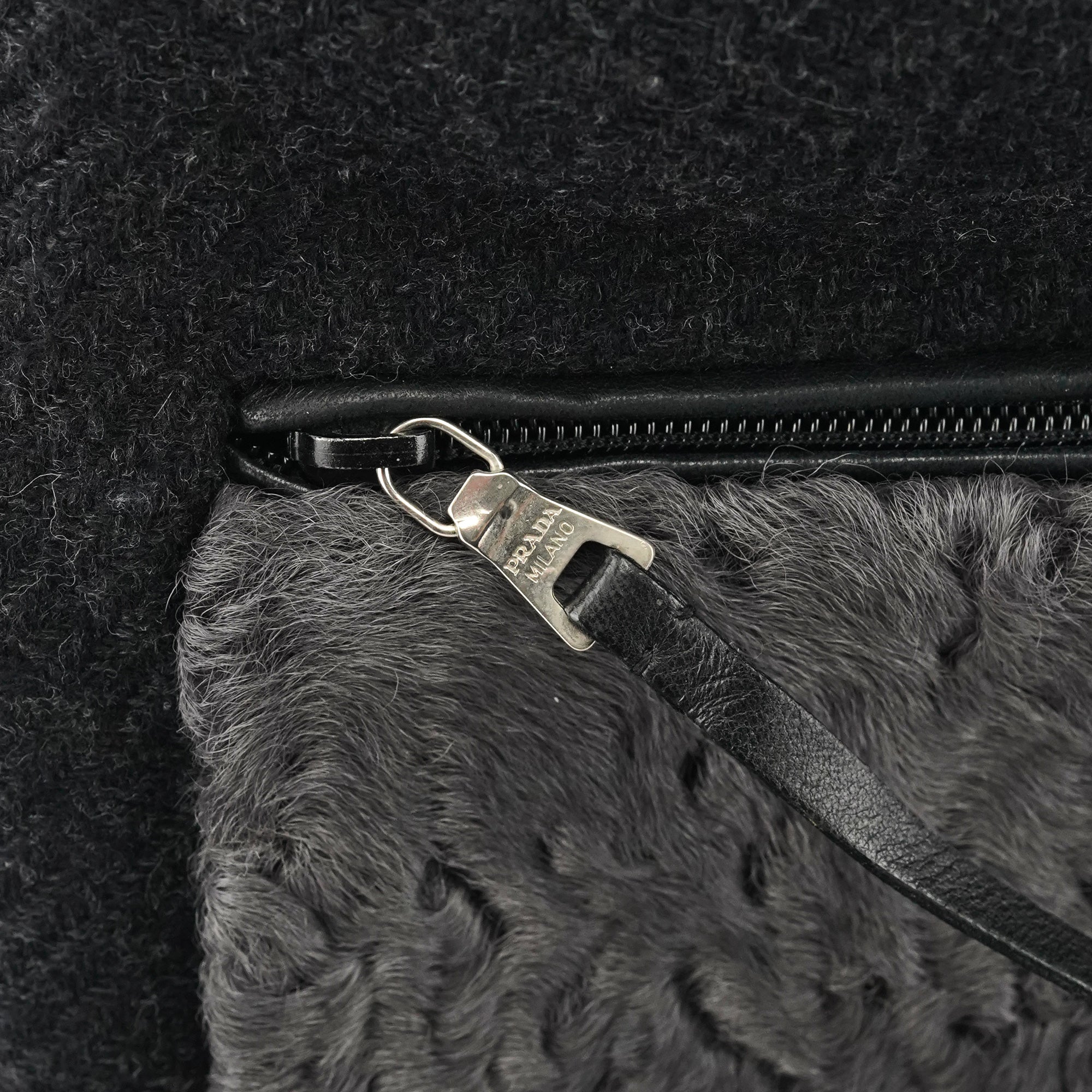 Prada B9479 Borsa a tracolla in lana Shetland antracite e astrakan