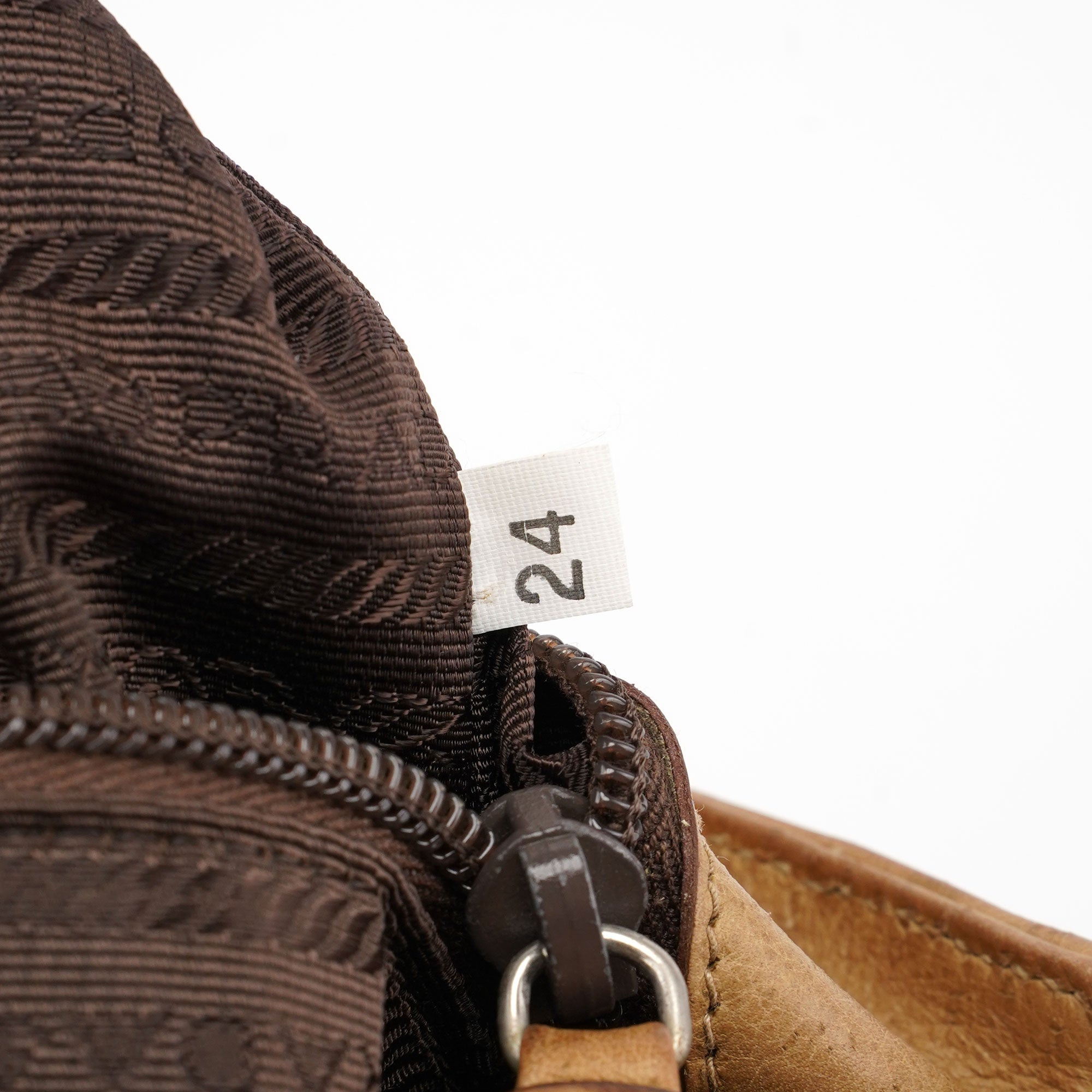 Prada Sac porté épaule à boucle en cuir beige