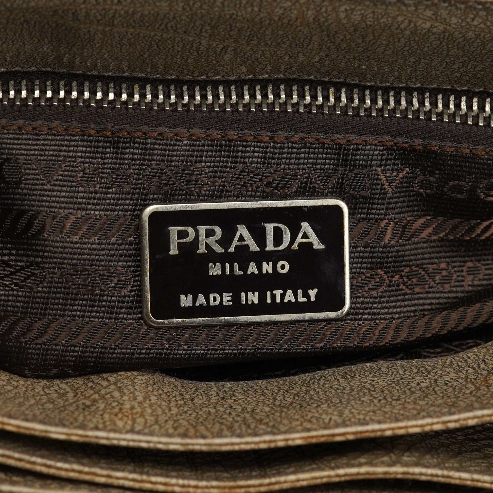 Prada Sac porté épaule à boucle en cuir de lama beige