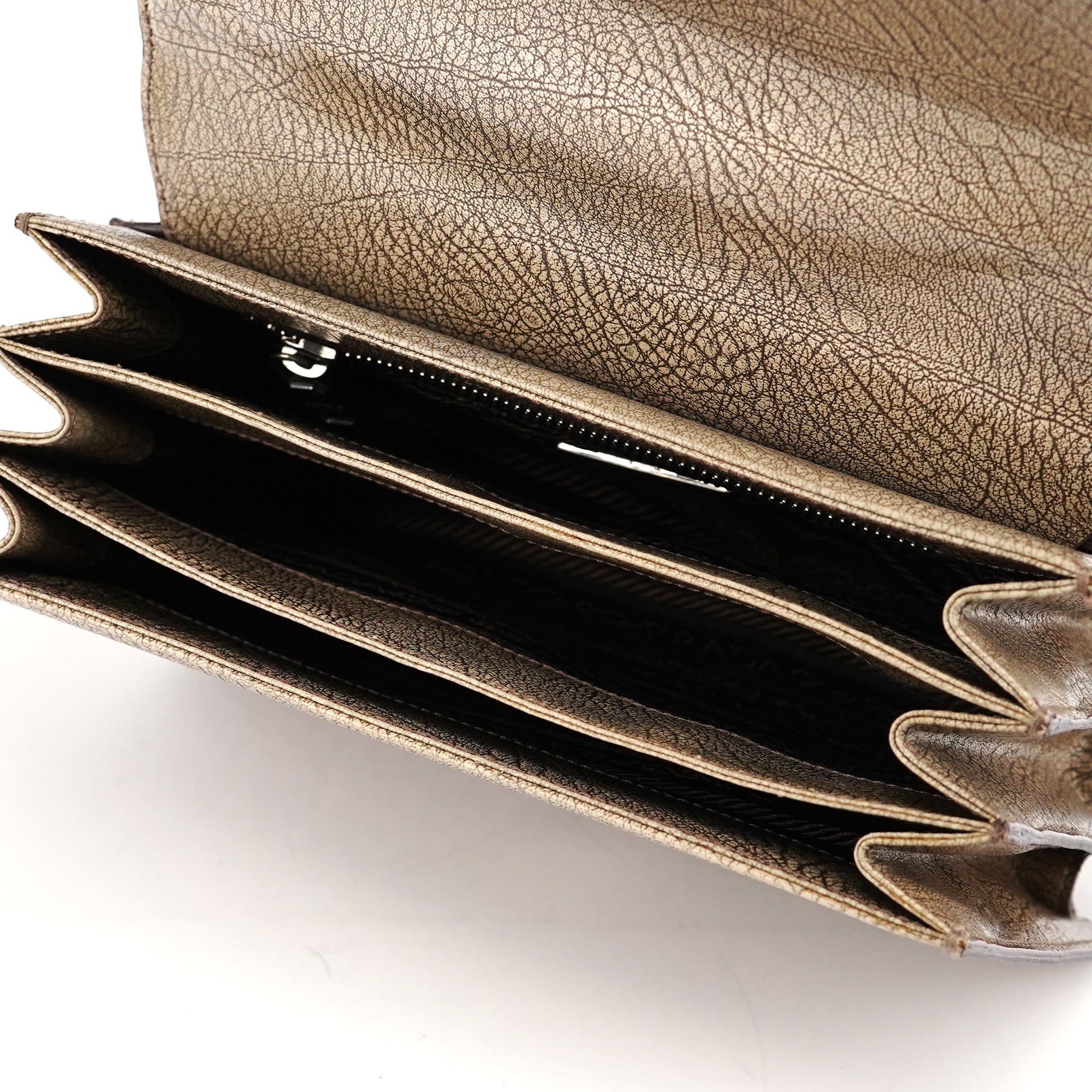Prada Borsa a spalla in pelle di lama beige