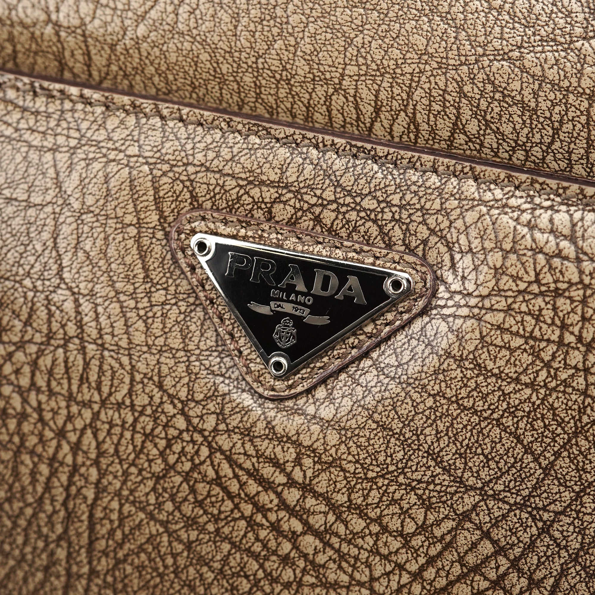 Prada Borsa a spalla in pelle di lama beige