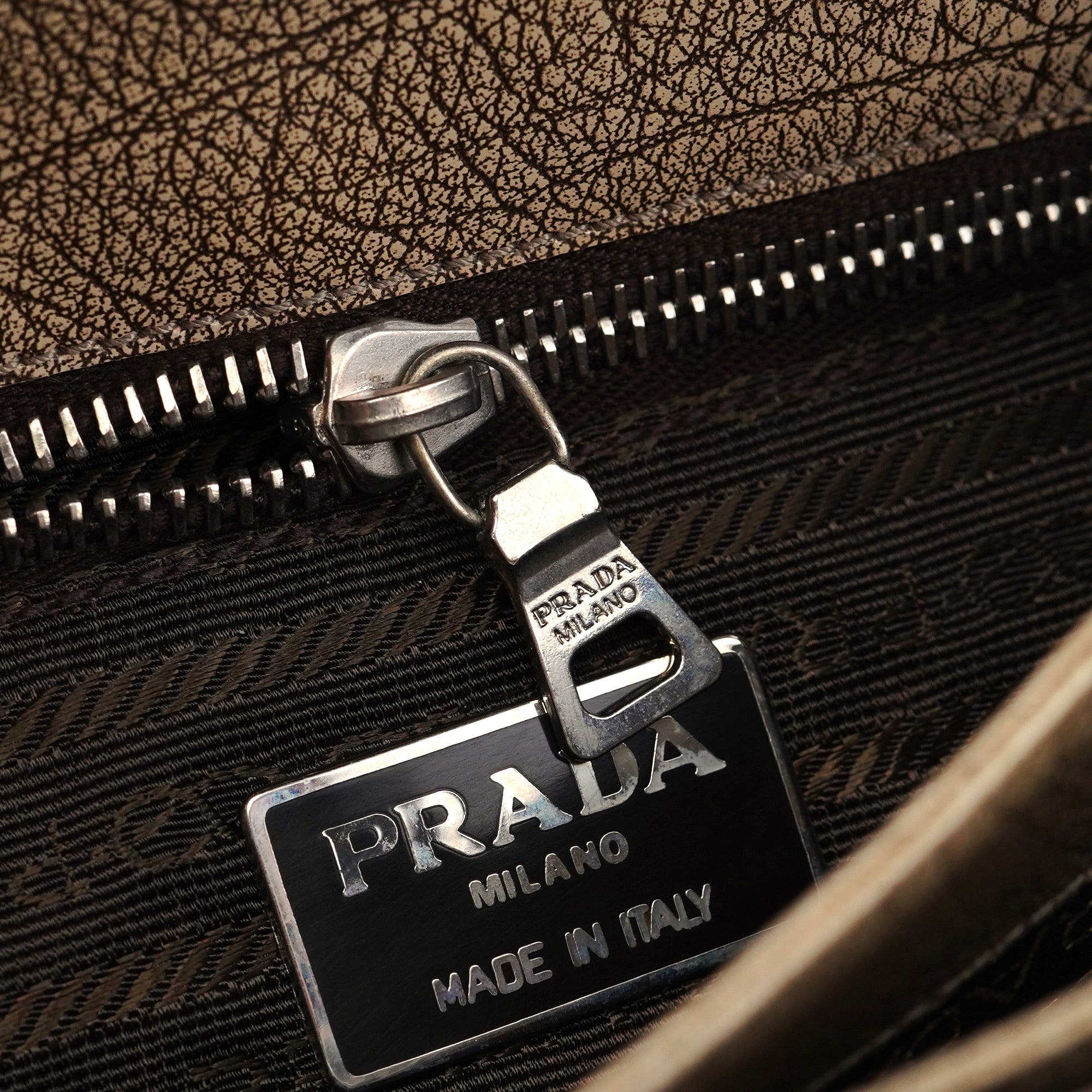 Prada Borsa a spalla in pelle di lama beige