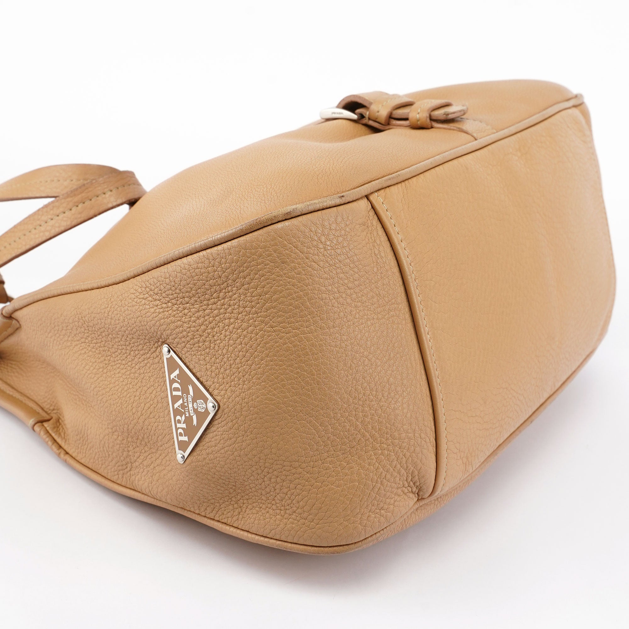Prada Sac hobo à boucle en cuir beige